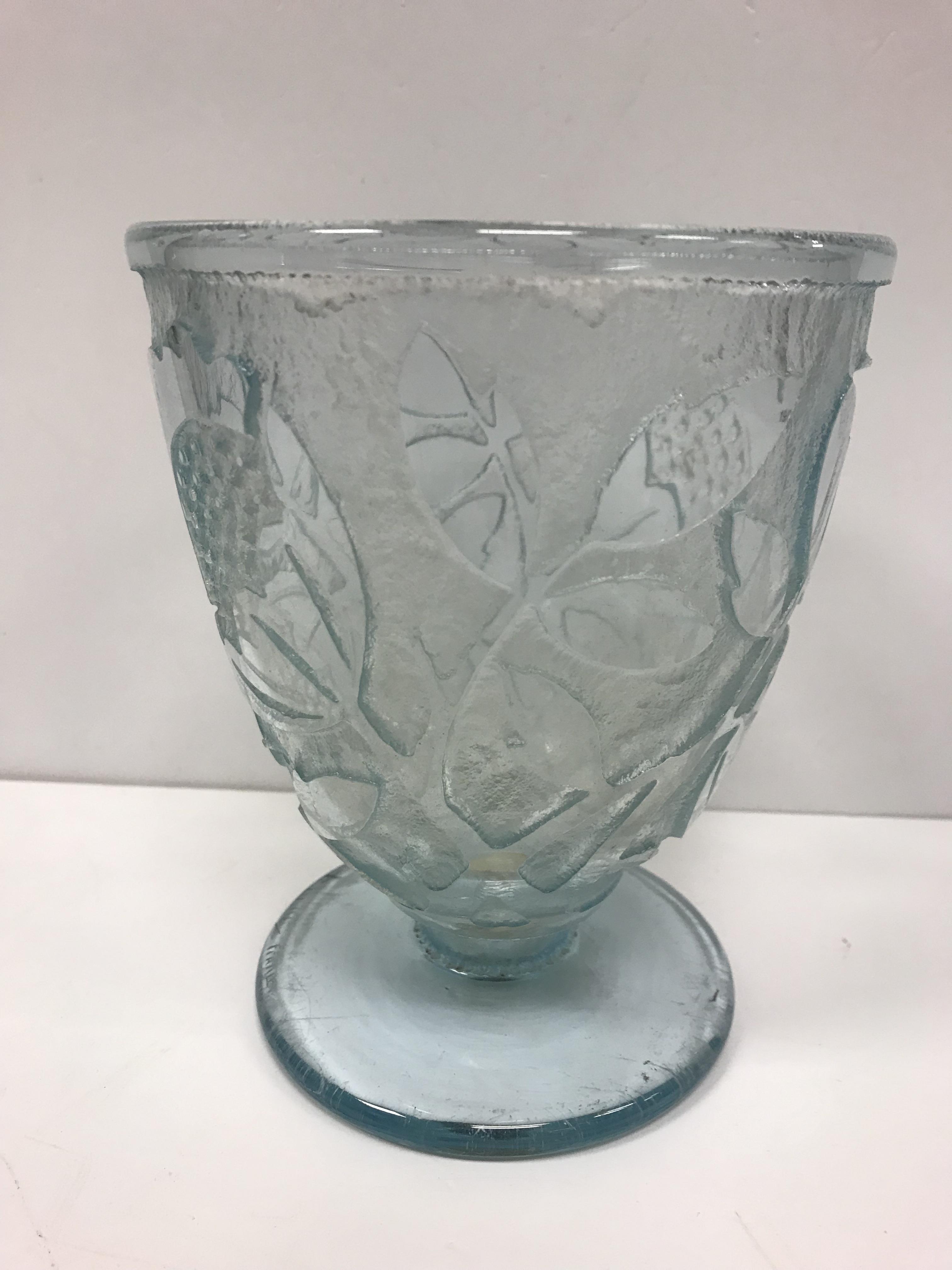 A Daume Nancy cut glass vase depicting stylised flowers, raised on a circular pedestal foot, - Bild 3 aus 15