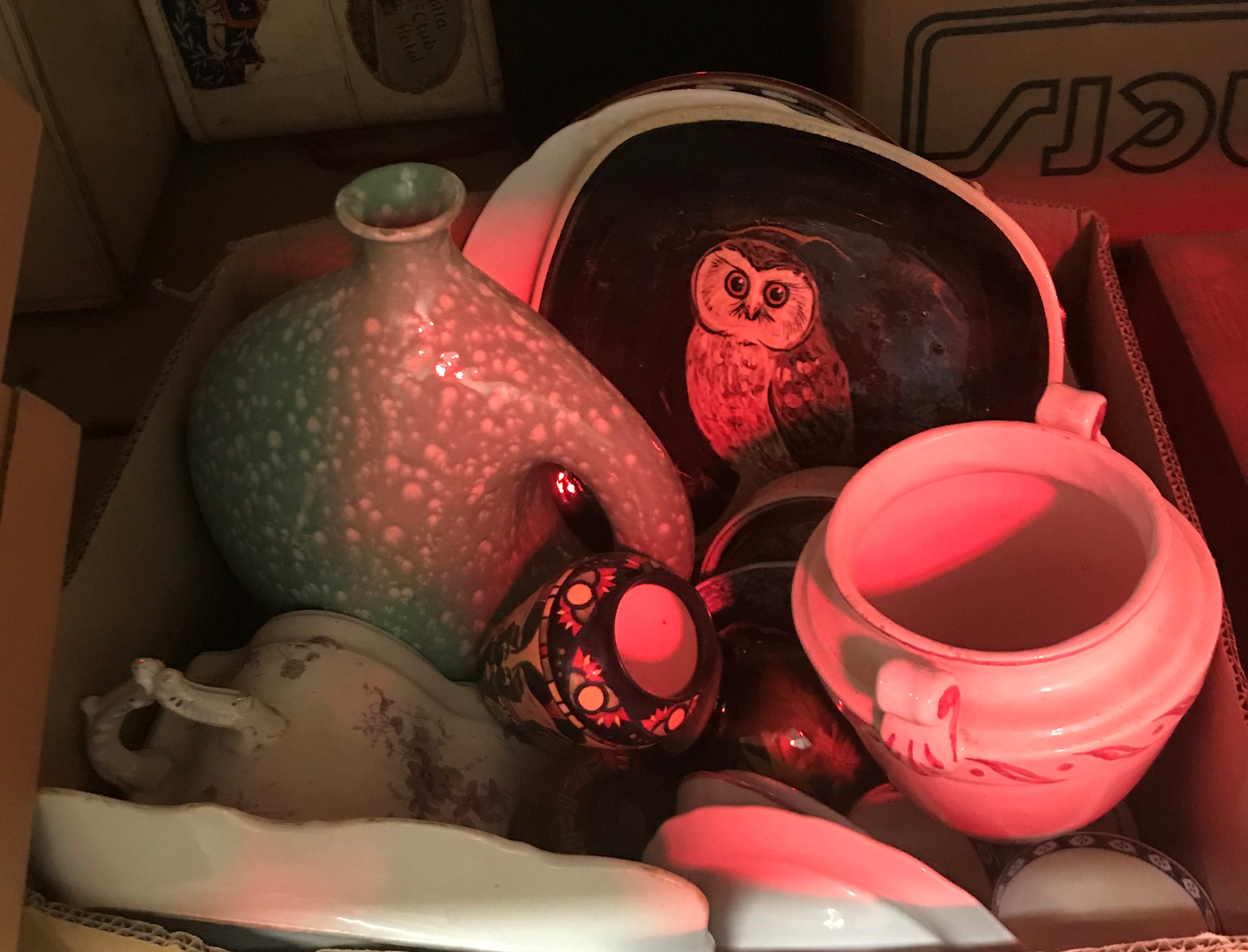 A box of assorted china wares to include a Stuart Bass plate with owl decoration stamped to back - Image 2 of 2