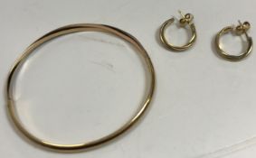 A 14 carat tri-colour gold bangle, 5.5/6 cm diameter, 9.