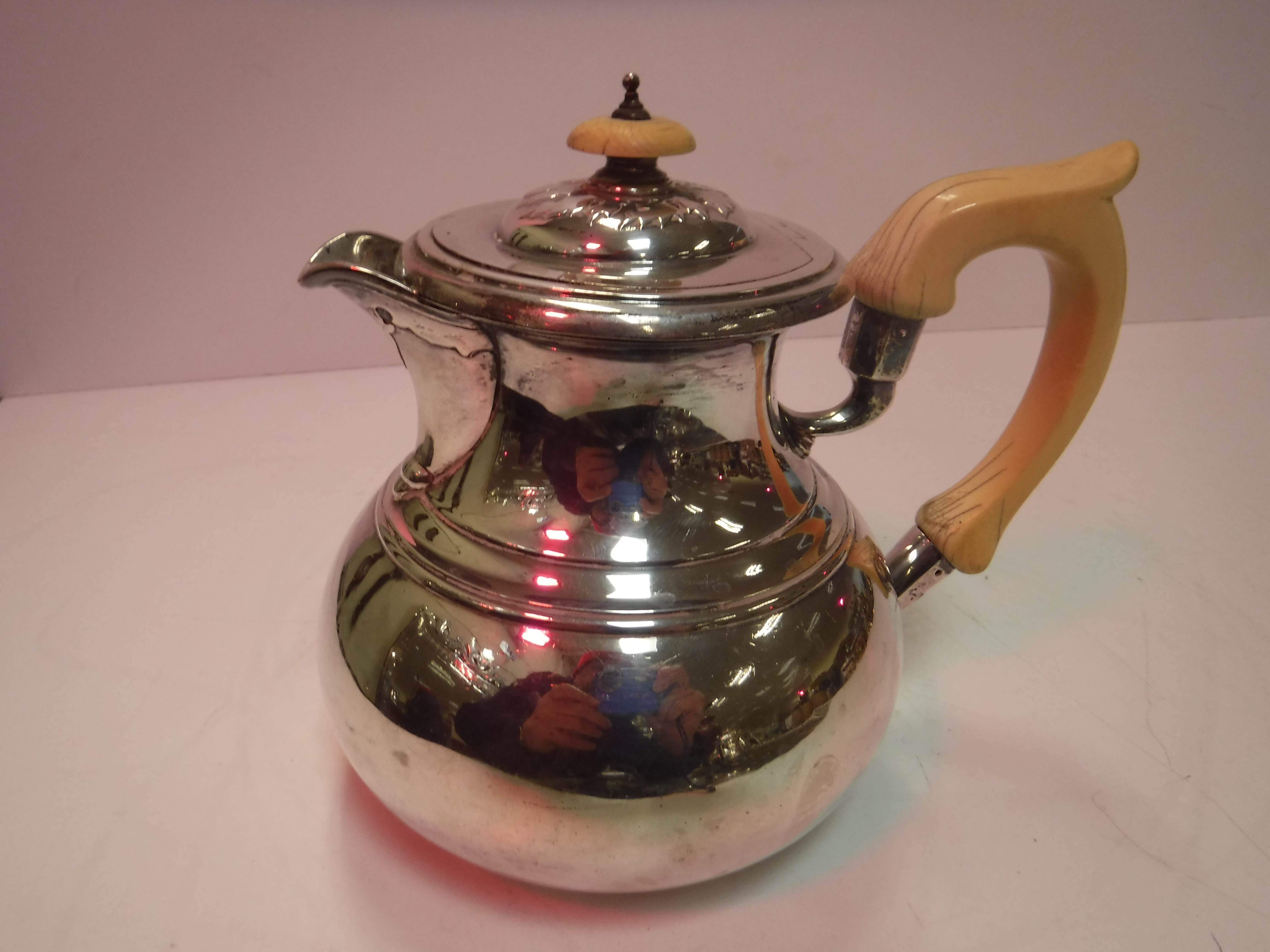 A George V silver teapot of bellied form with stylised acanthus decoration to lid and spout with - Image 16 of 27
