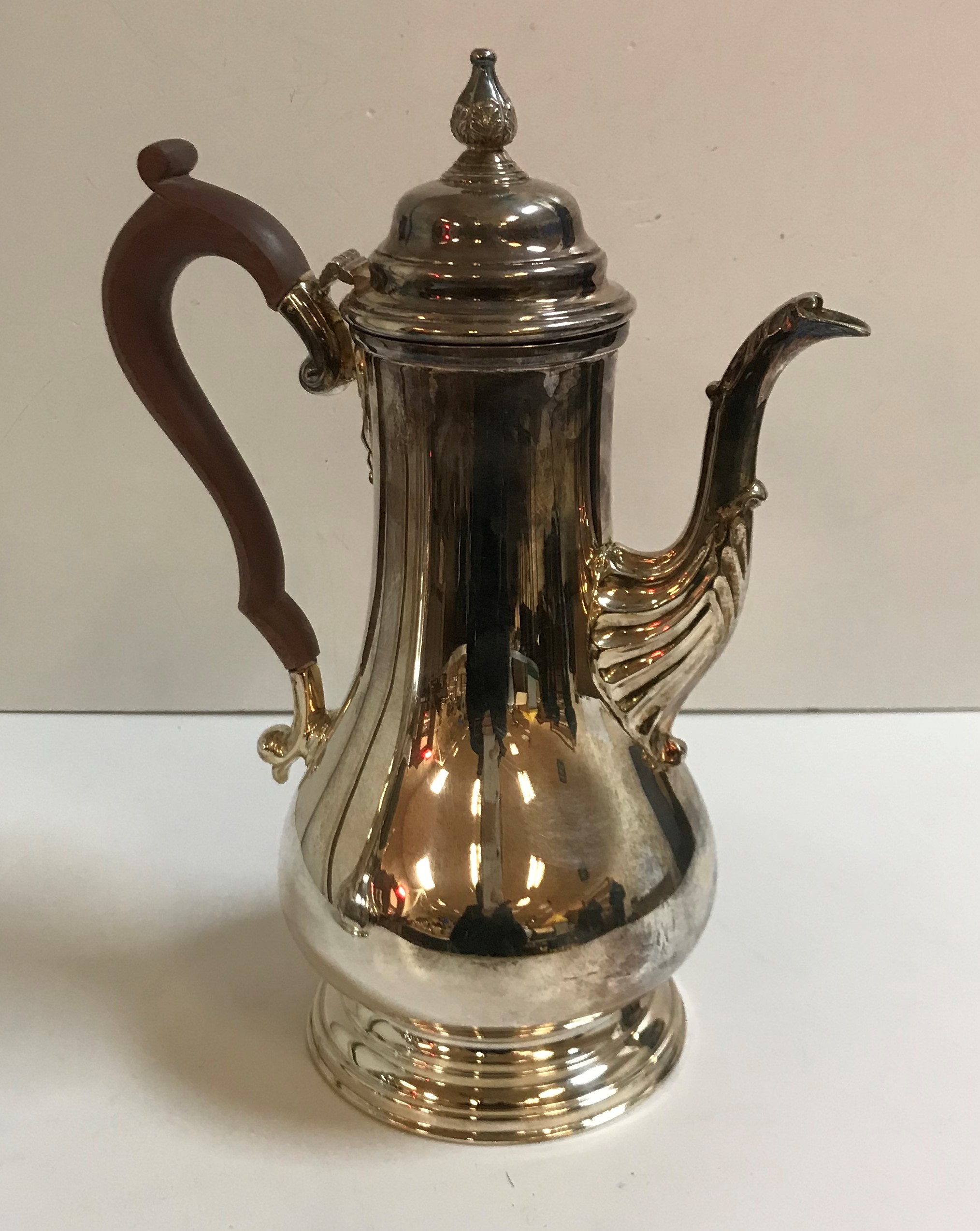 A modern silver coffee pot in the Georgian taste with wooden handle (by J.B. - Image 2 of 2