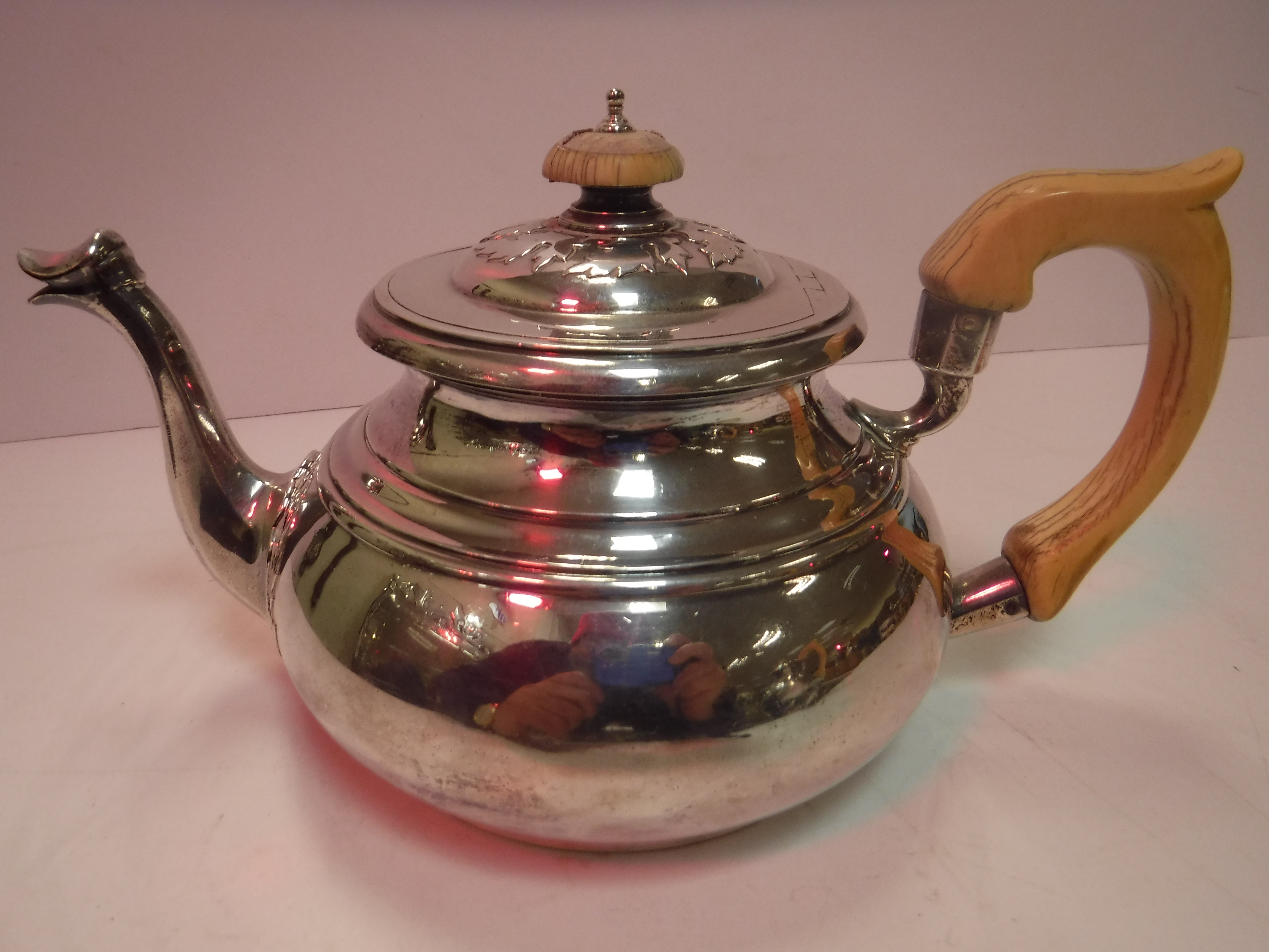 A George V silver teapot of bellied form with stylised acanthus decoration to lid and spout with - Image 9 of 27