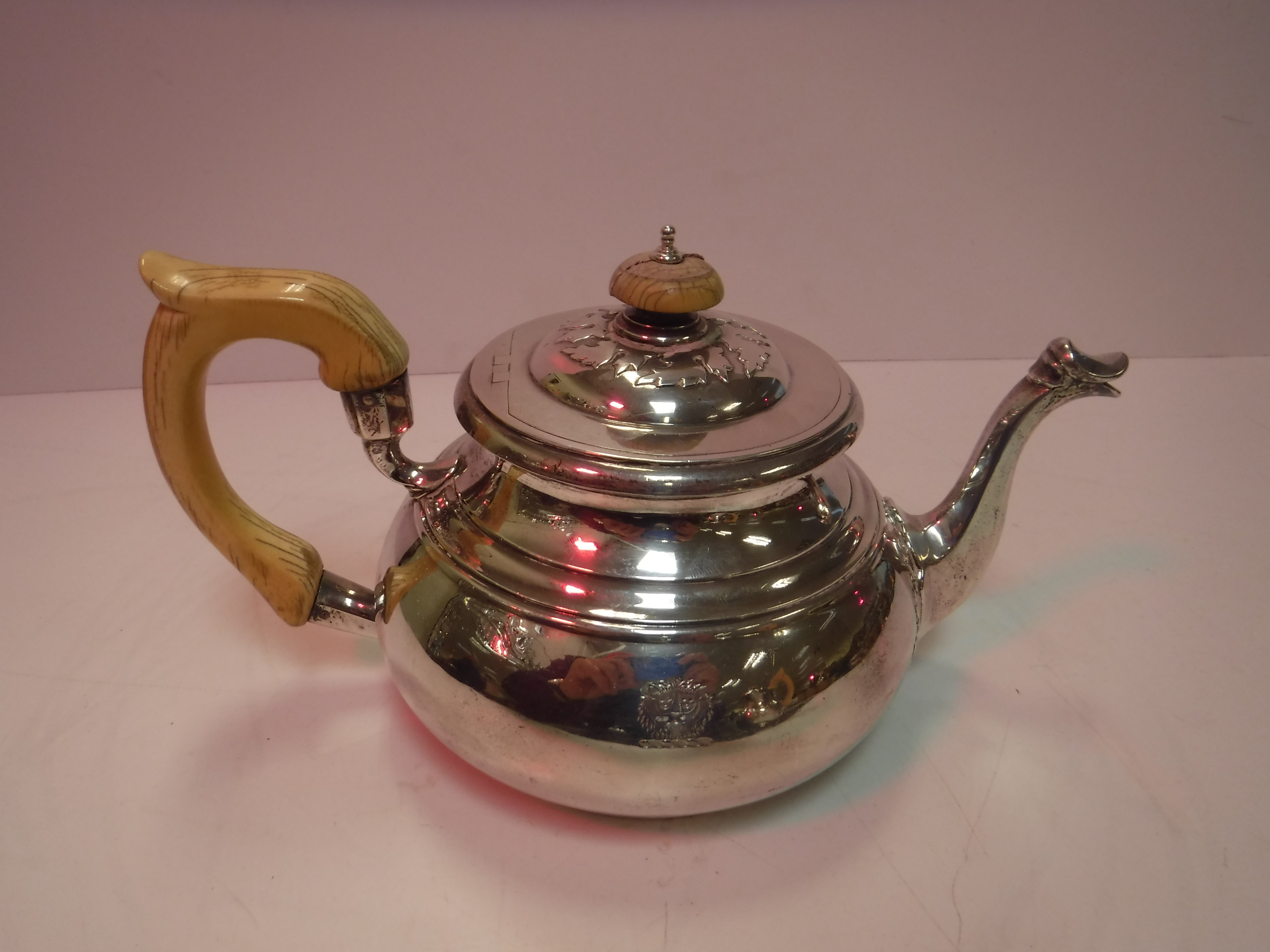 A George V silver teapot of bellied form with stylised acanthus decoration to lid and spout with - Image 2 of 27