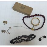 A bag of assorted yellow metal and other jewellery to include a bangle with pearl and coral