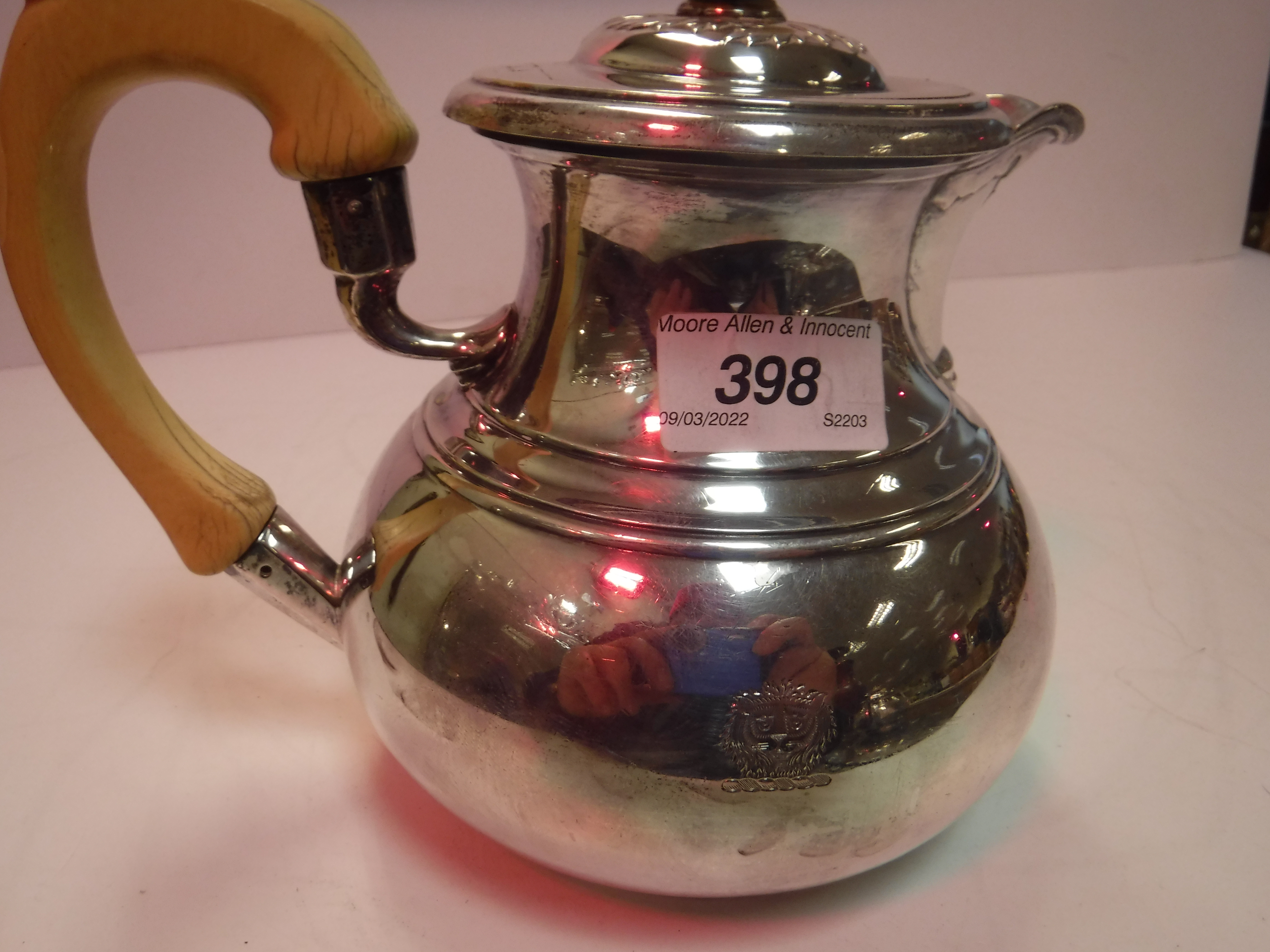 A George V silver teapot of bellied form with stylised acanthus decoration to lid and spout with - Image 18 of 27