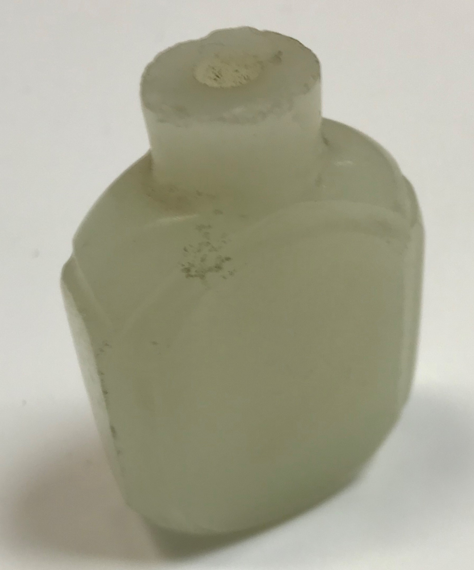 A Chinese carved pale jade snuff bottle - Image 2 of 2