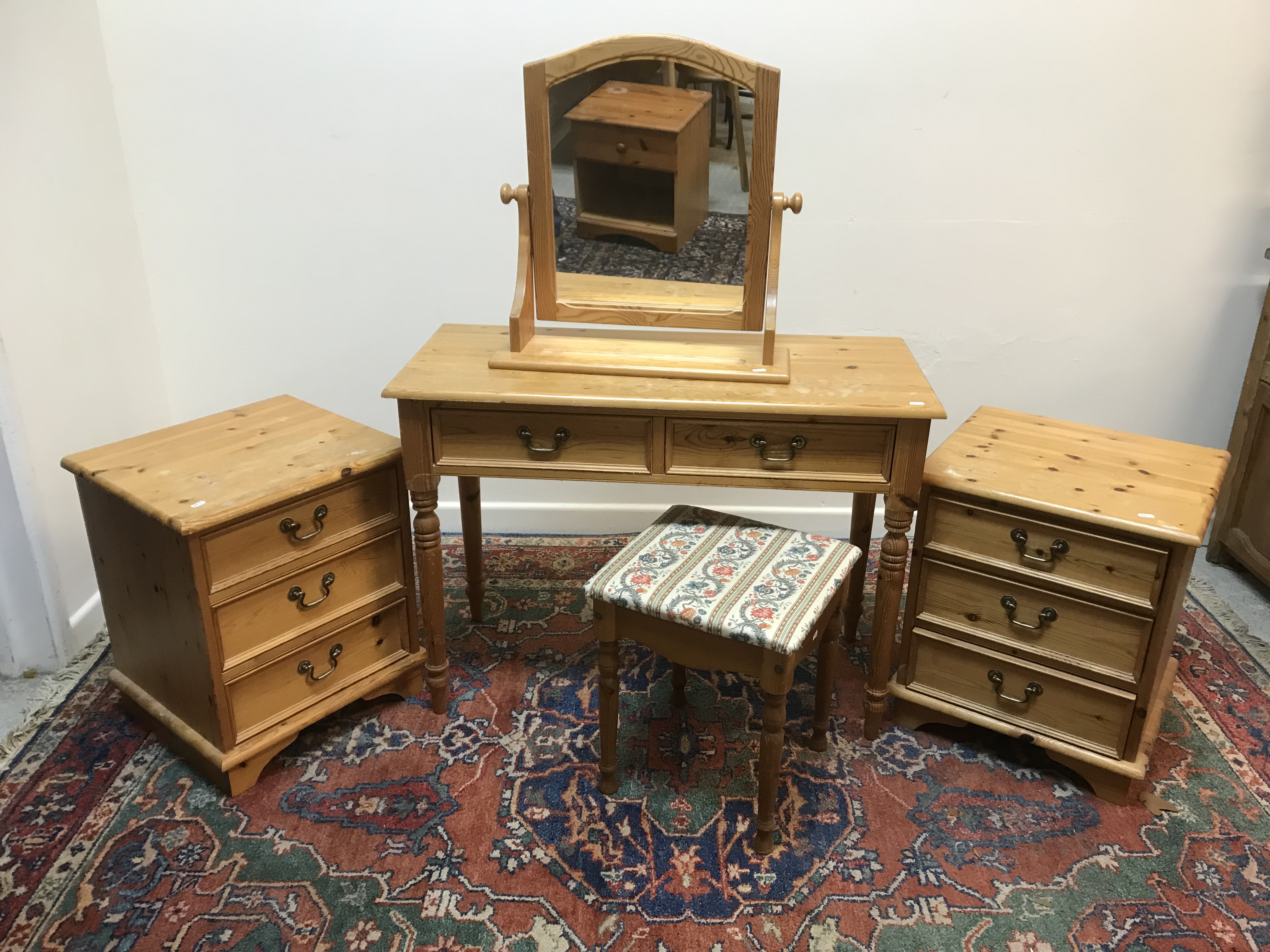 A modern light oak and cream painted single pedestal dressing table with three drawers 106 cm wide - Image 4 of 5