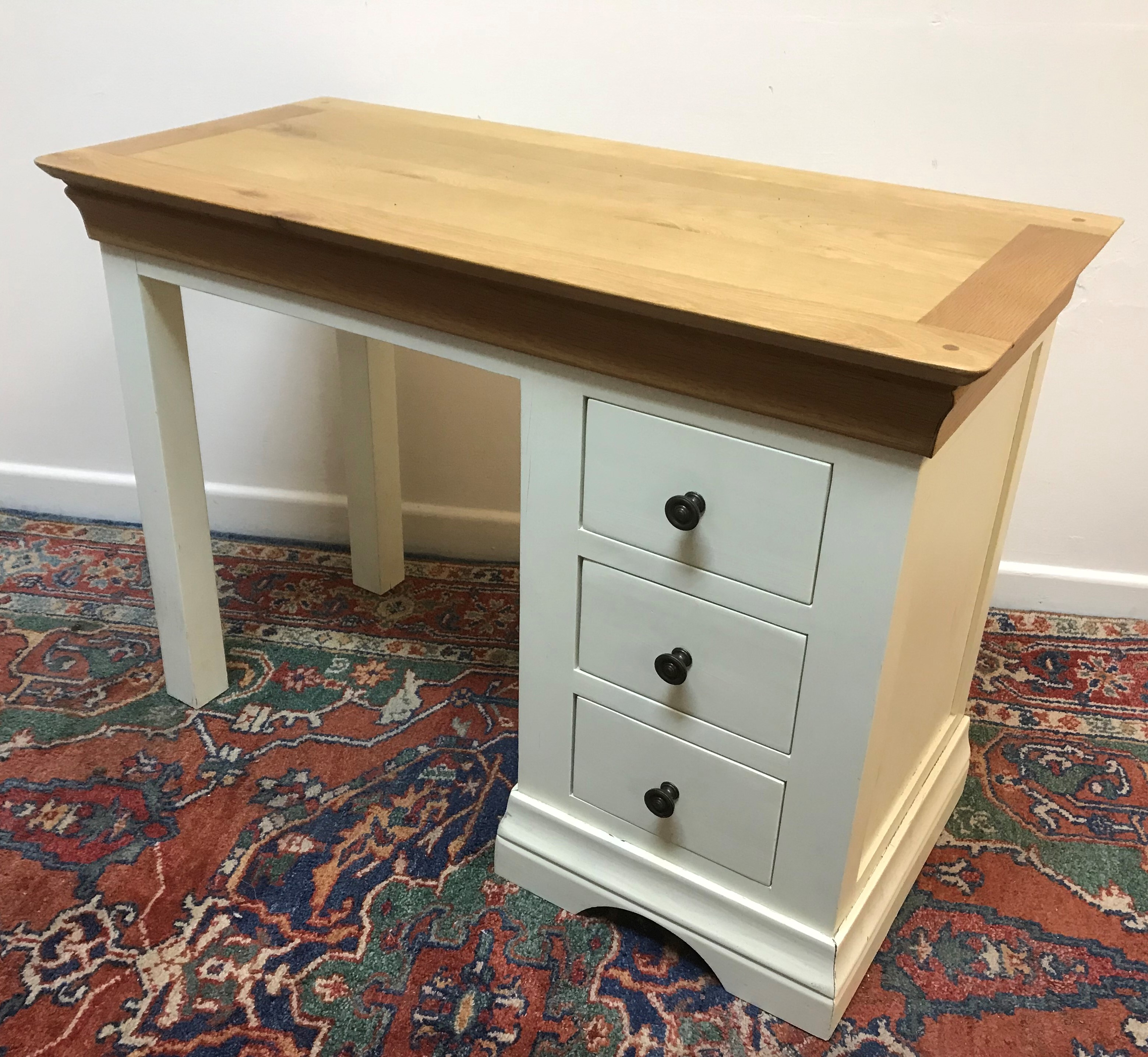 A modern light oak and cream painted single pedestal dressing table with three drawers 106 cm wide - Image 3 of 5