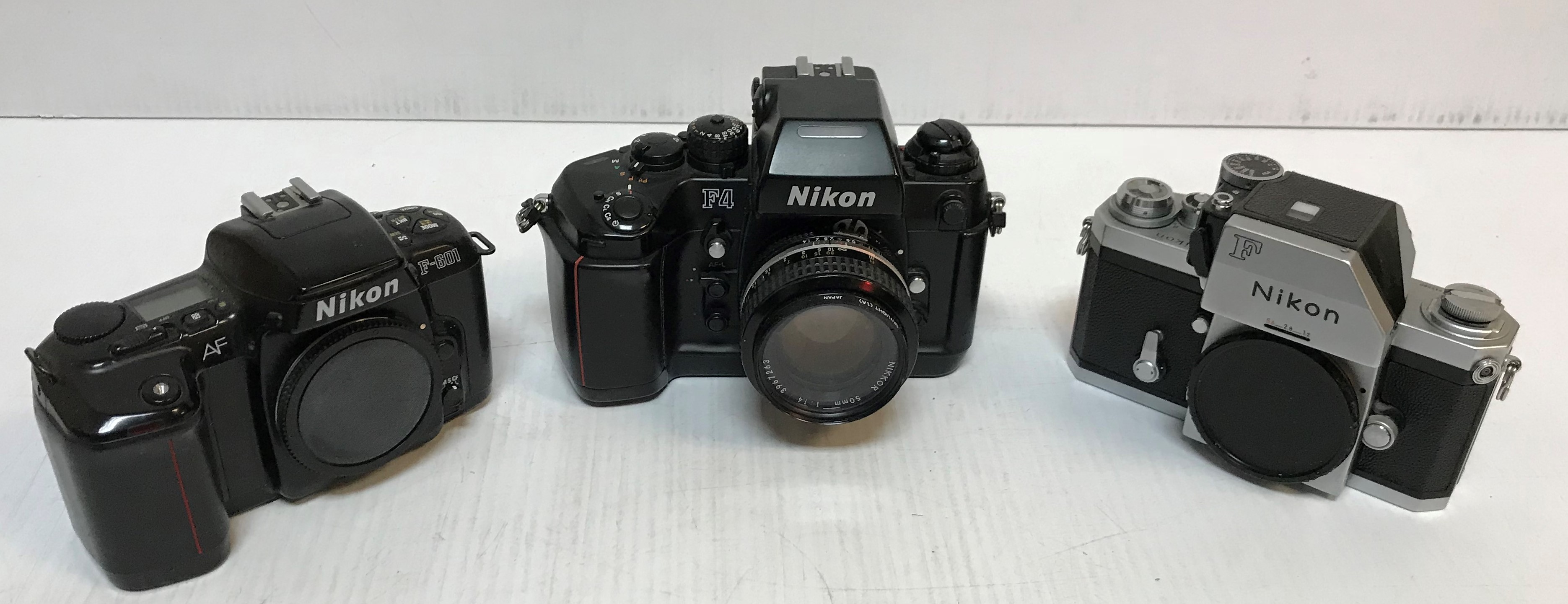 A collection of six various Nikon cameras to include an F4, F601, EM, FF2 and F-301, - Image 3 of 5