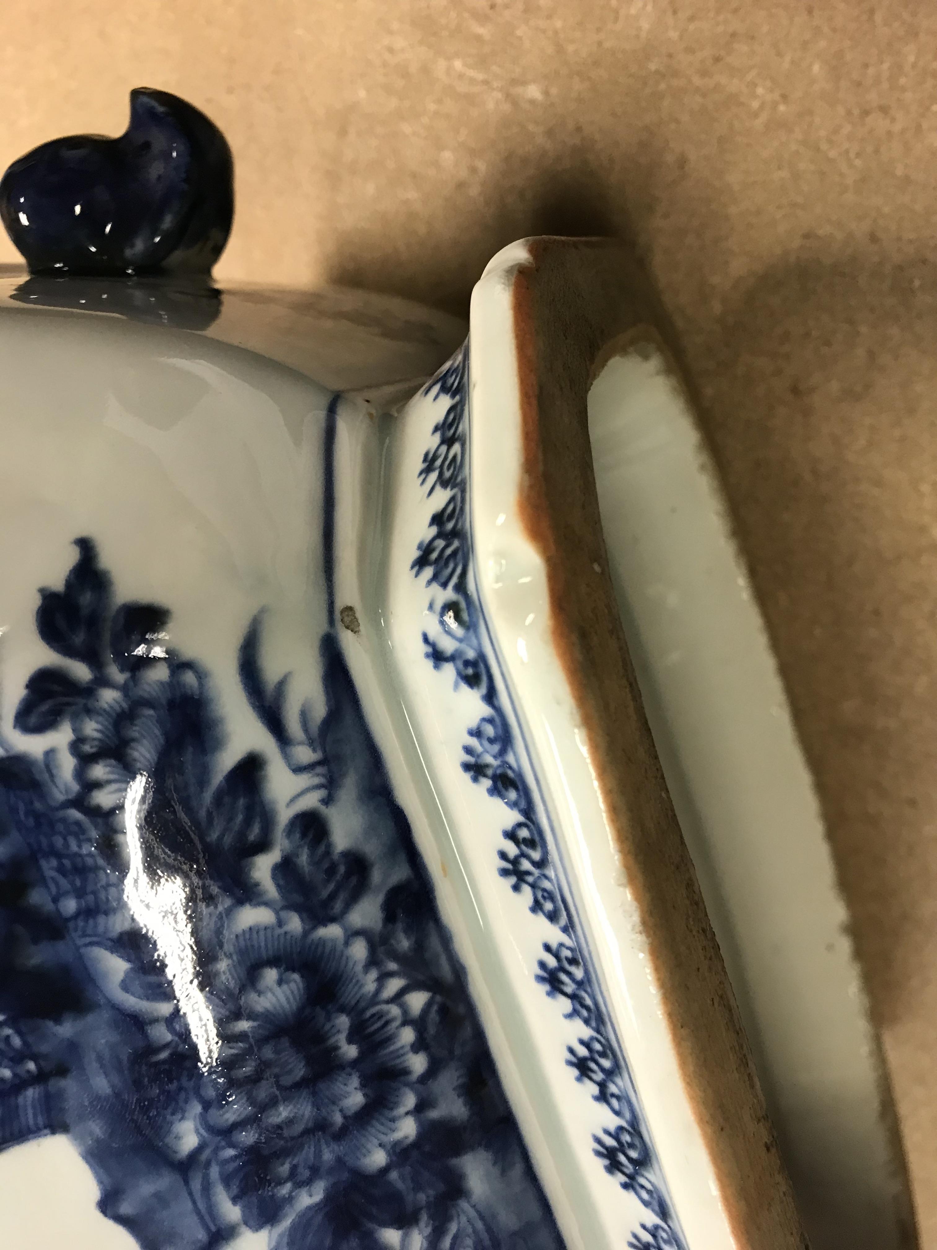 An 18th Century Chinese blue and white tureen and cover with pomegranate finial within a border of - Image 25 of 34