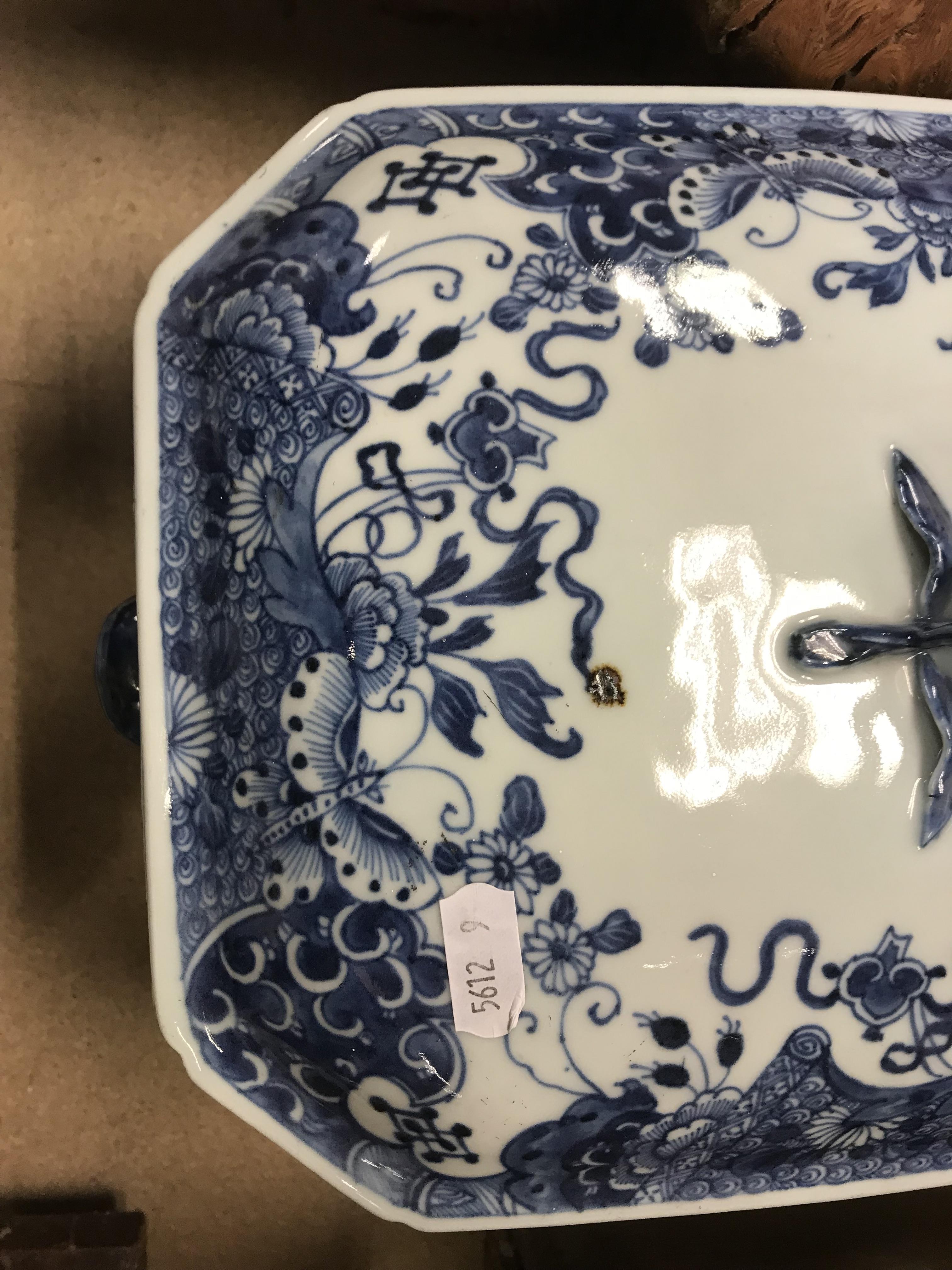 An 18th Century Chinese blue and white tureen and cover with pomegranate finial within a border of - Image 33 of 34