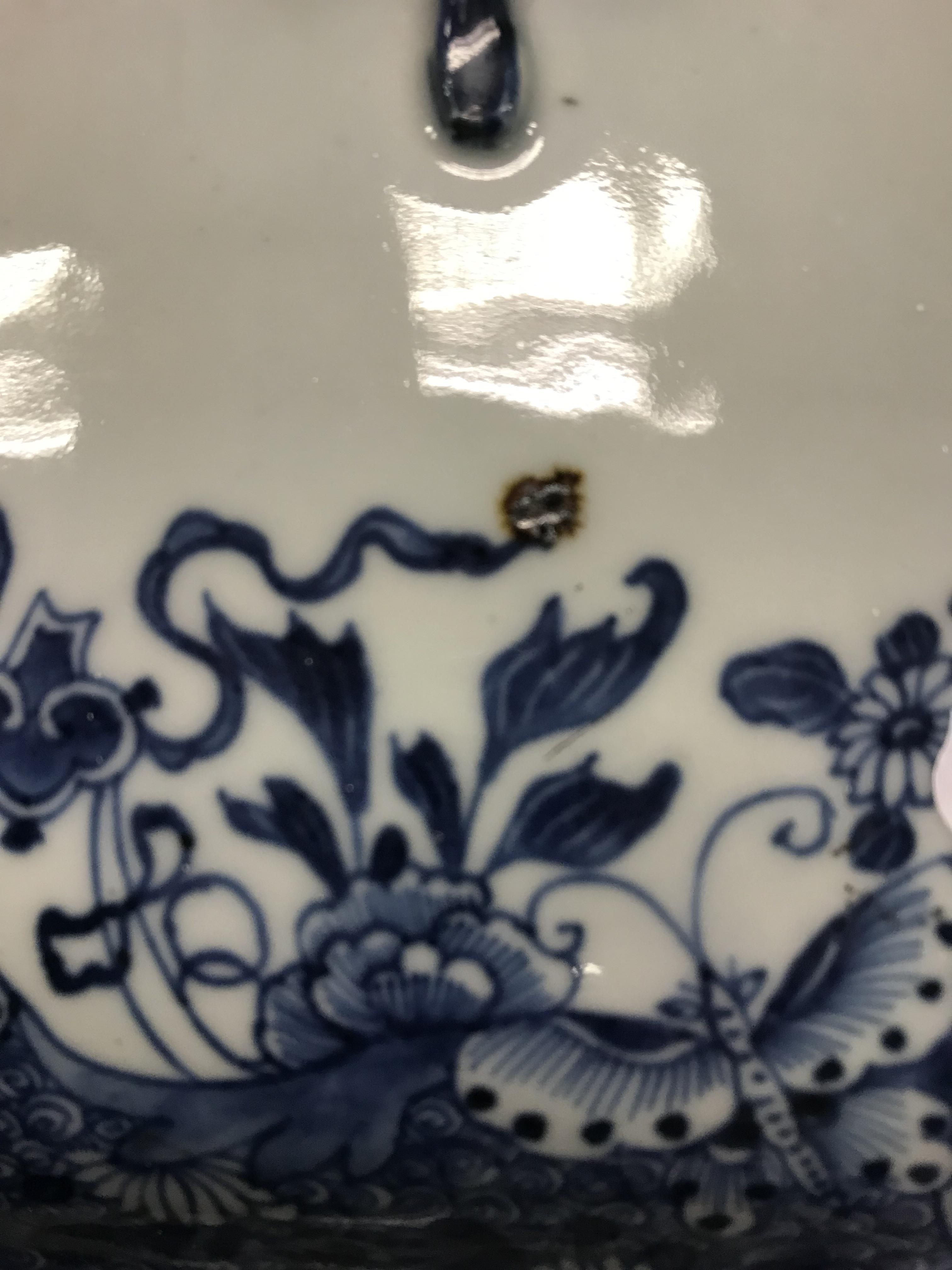 An 18th Century Chinese blue and white tureen and cover with pomegranate finial within a border of - Image 32 of 34