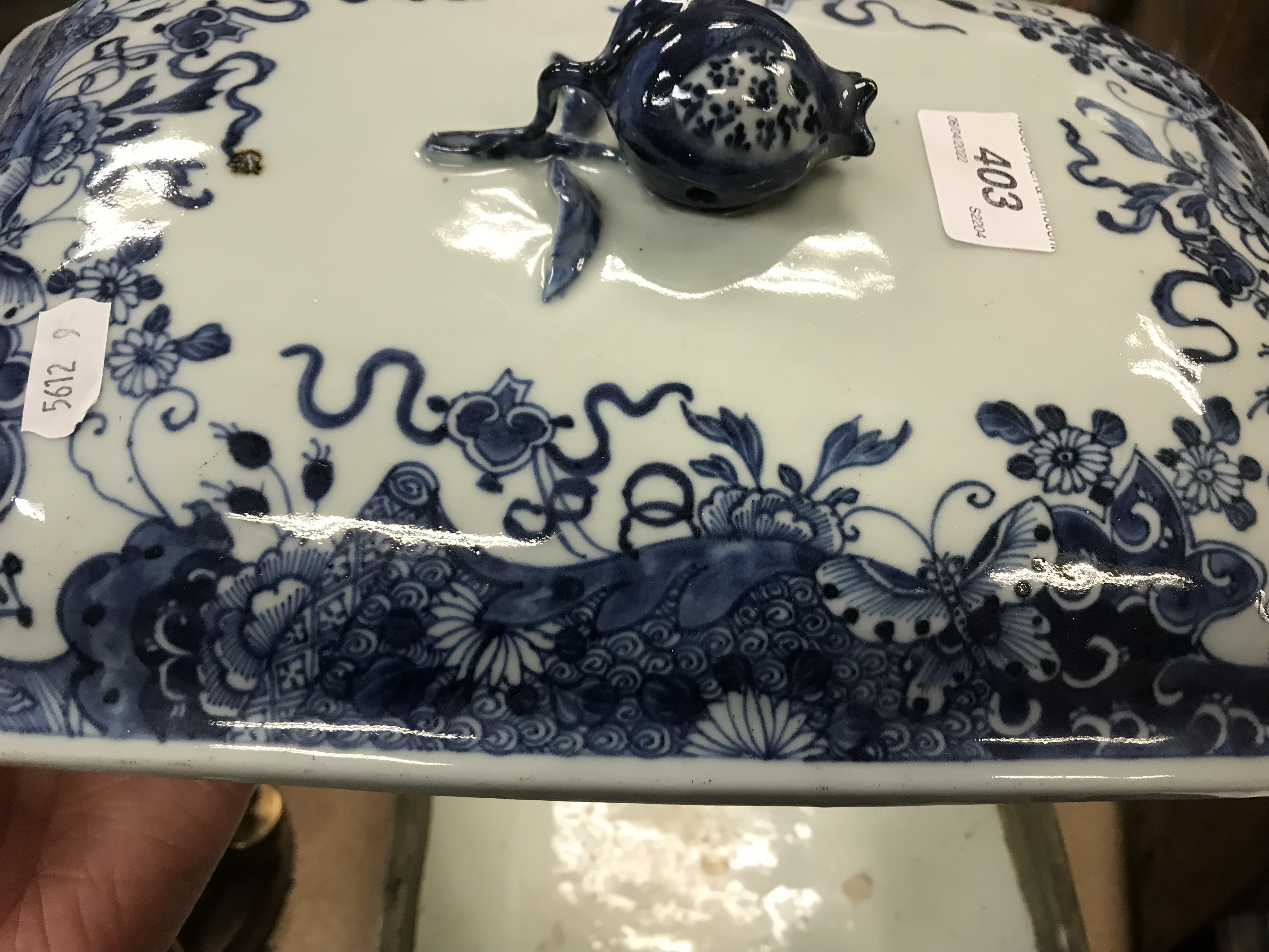 An 18th Century Chinese blue and white tureen and cover with pomegranate finial within a border of - Image 4 of 34