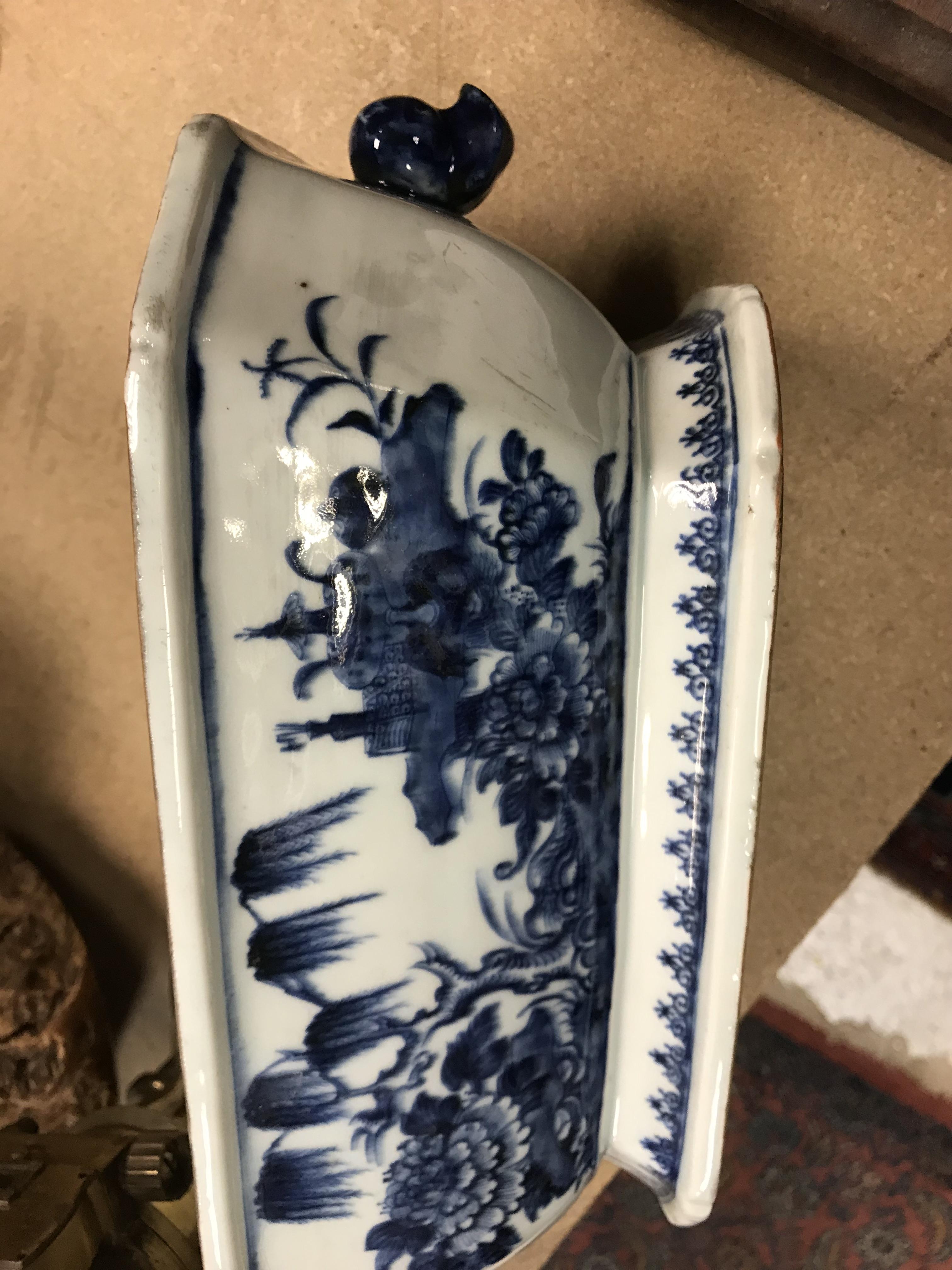 An 18th Century Chinese blue and white tureen and cover with pomegranate finial within a border of - Image 18 of 34