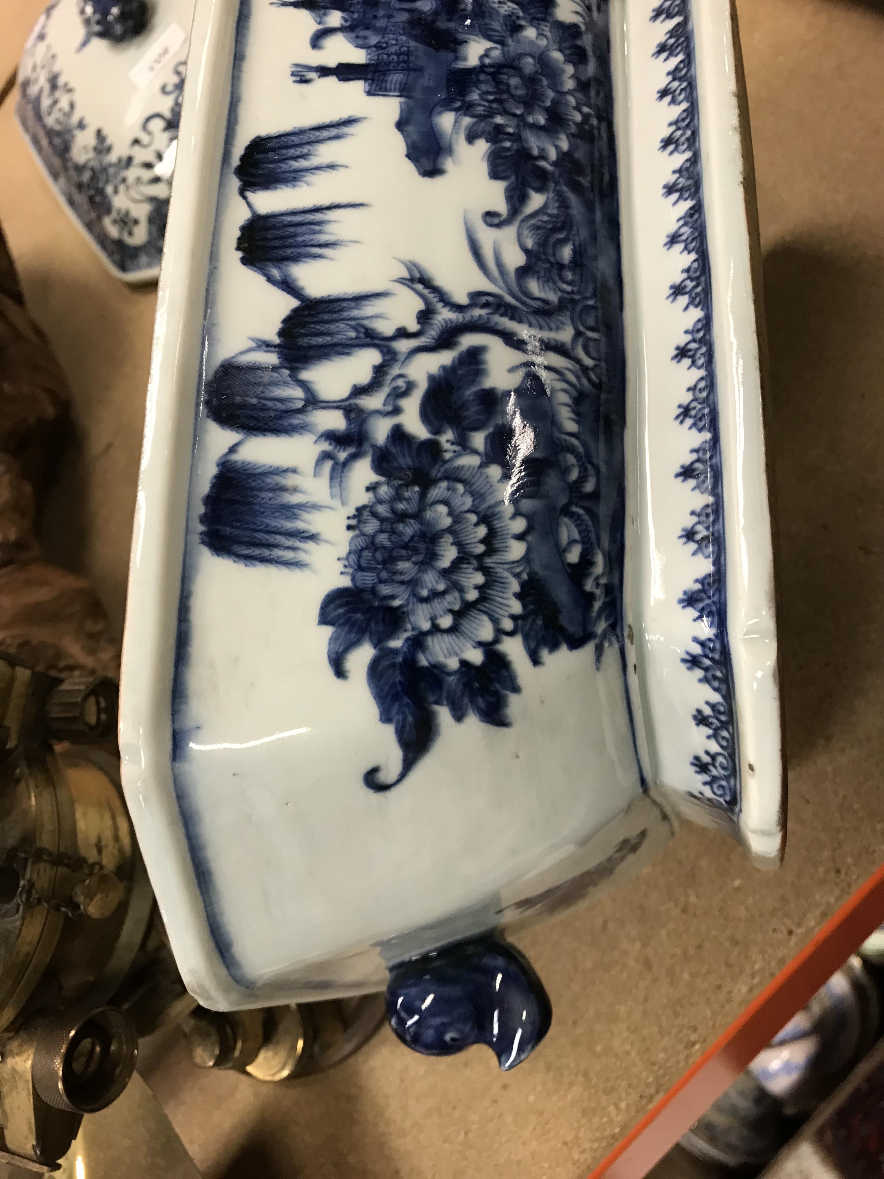 An 18th Century Chinese blue and white tureen and cover with pomegranate finial within a border of - Image 17 of 34