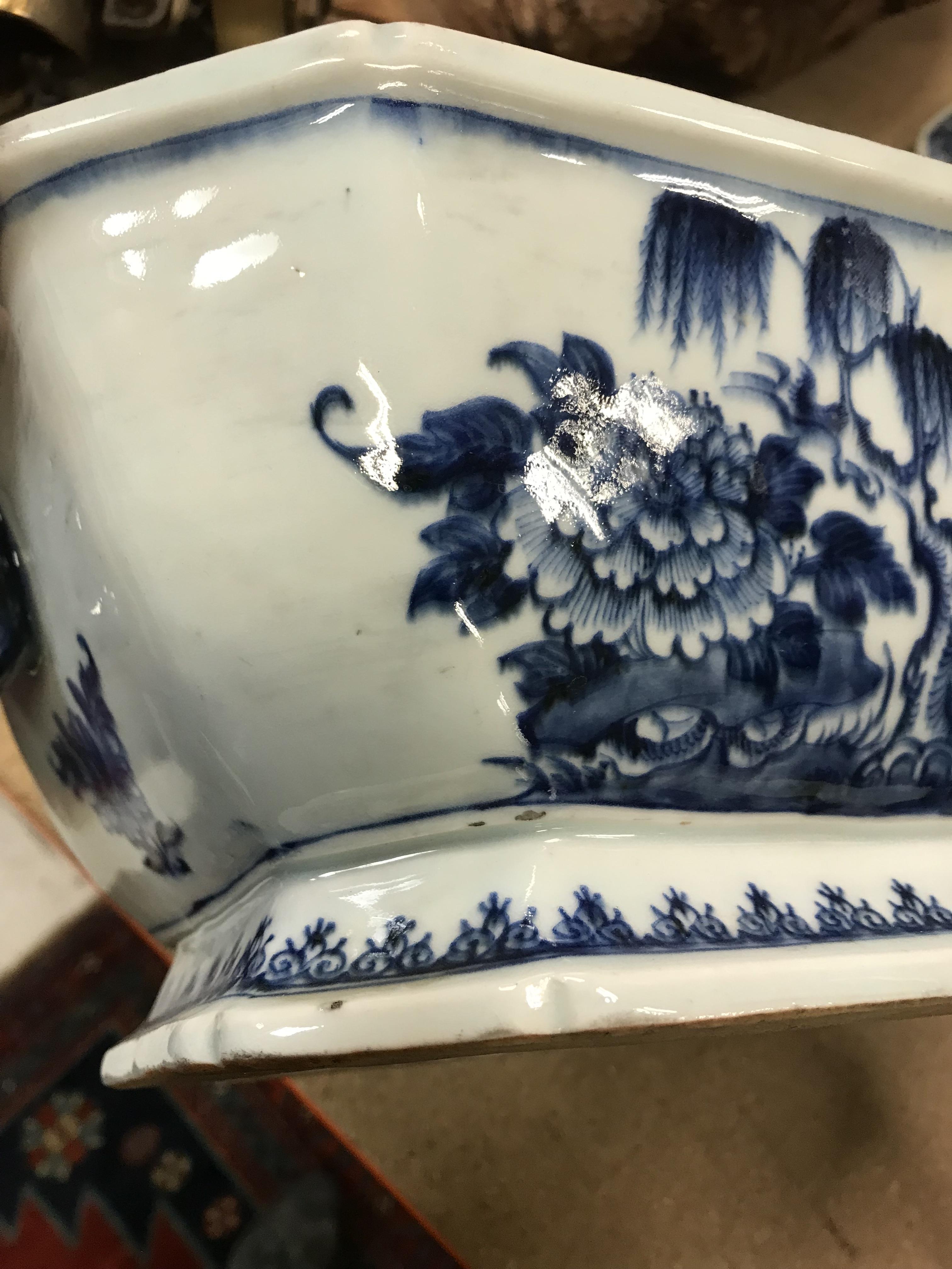 An 18th Century Chinese blue and white tureen and cover with pomegranate finial within a border of - Image 27 of 34