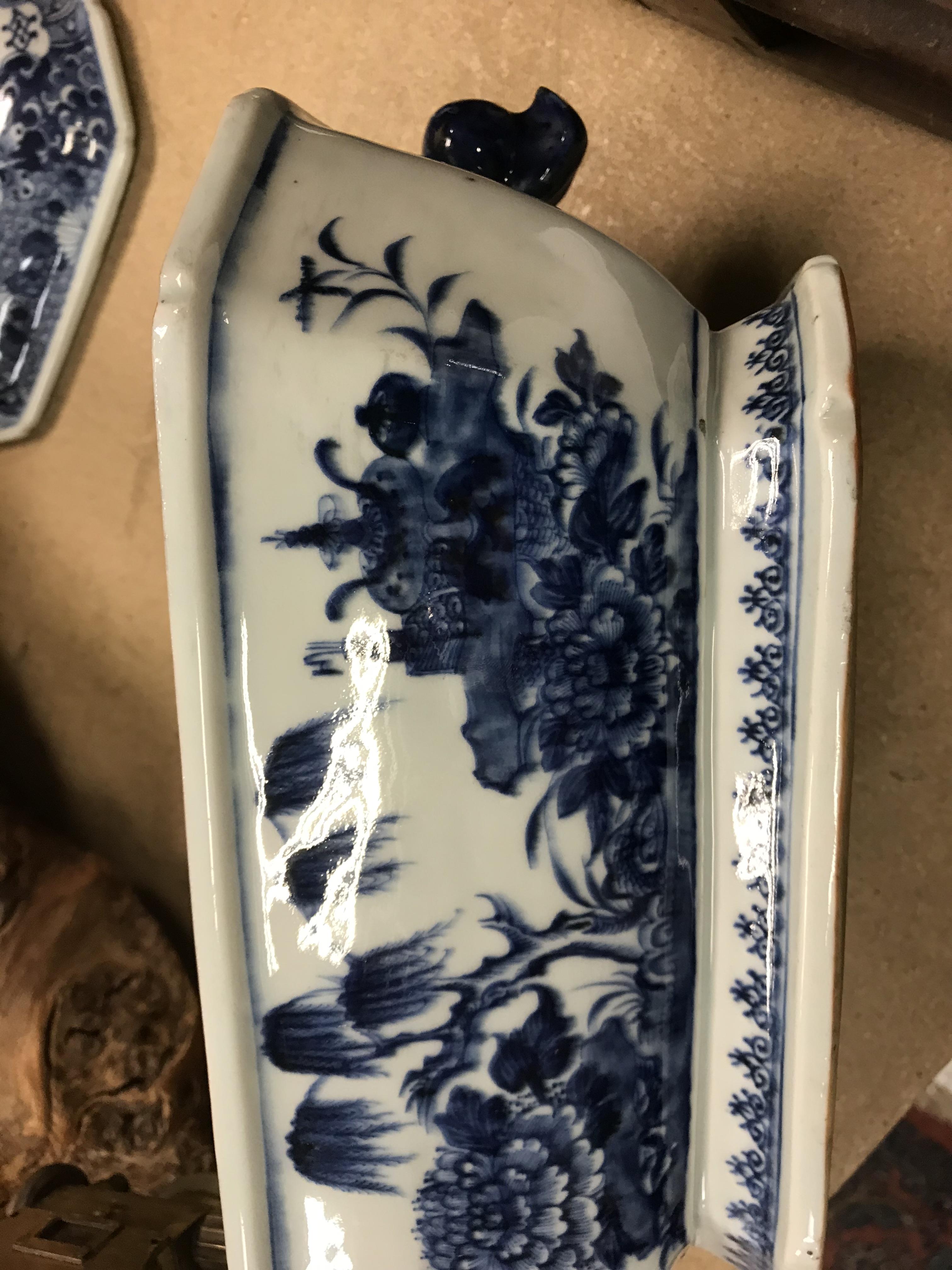 An 18th Century Chinese blue and white tureen and cover with pomegranate finial within a border of - Image 21 of 34