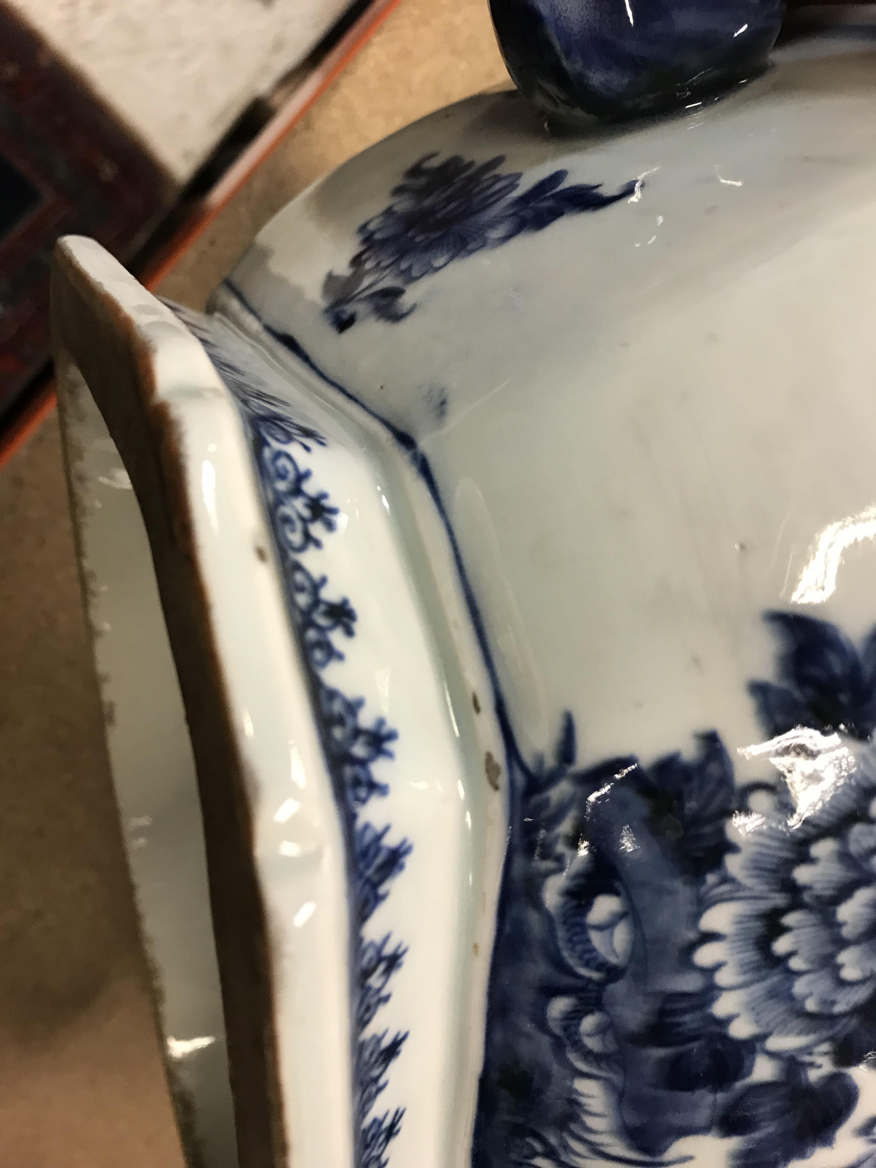 An 18th Century Chinese blue and white tureen and cover with pomegranate finial within a border of - Image 28 of 34