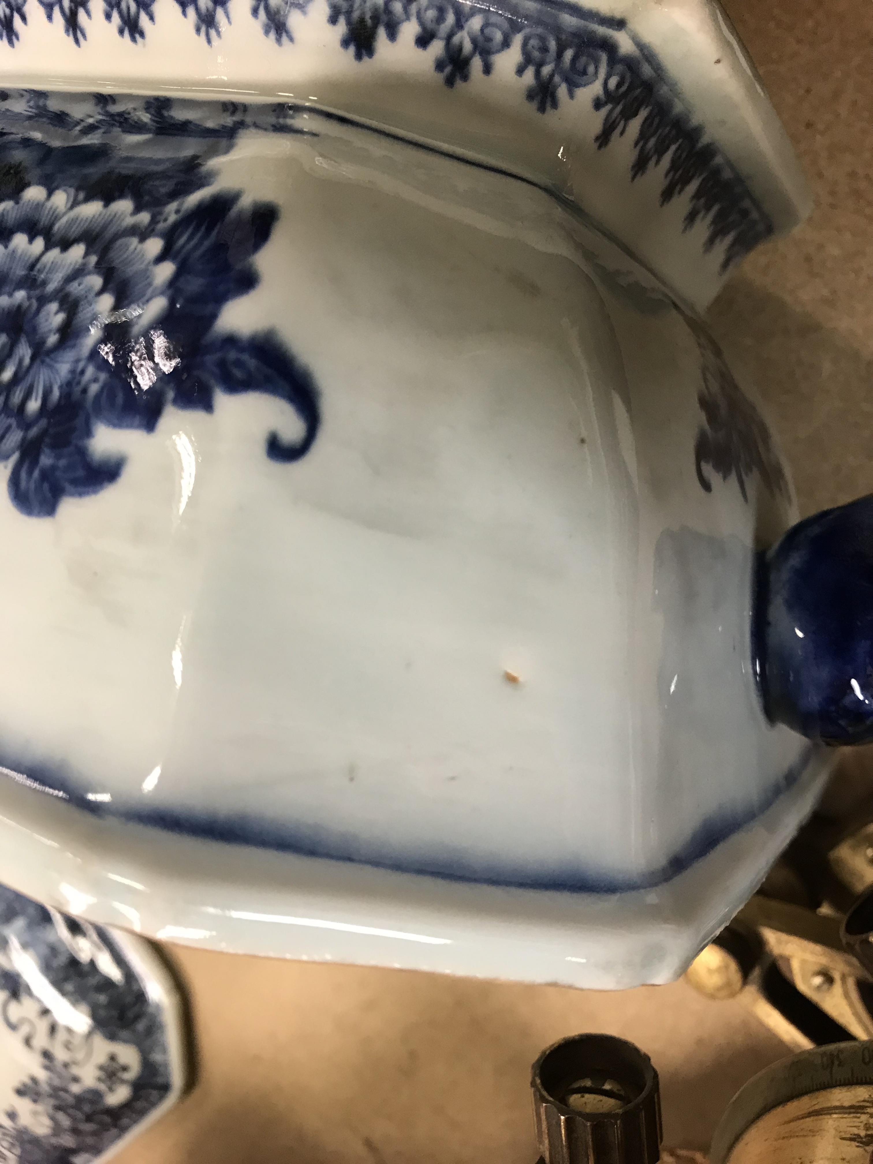 An 18th Century Chinese blue and white tureen and cover with pomegranate finial within a border of - Image 24 of 34