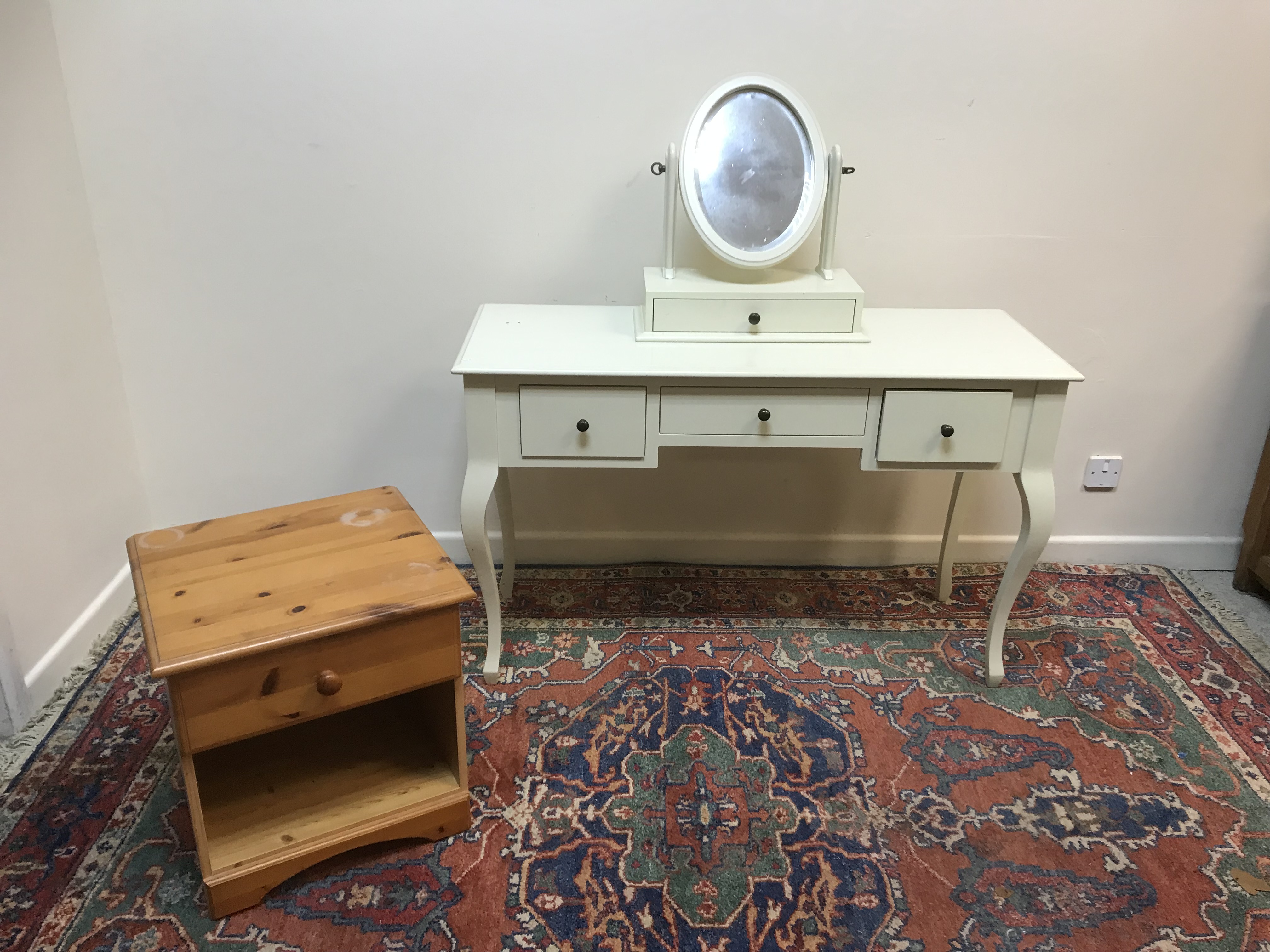 A modern light oak and cream painted single pedestal dressing table with three drawers 106 cm wide - Image 5 of 5