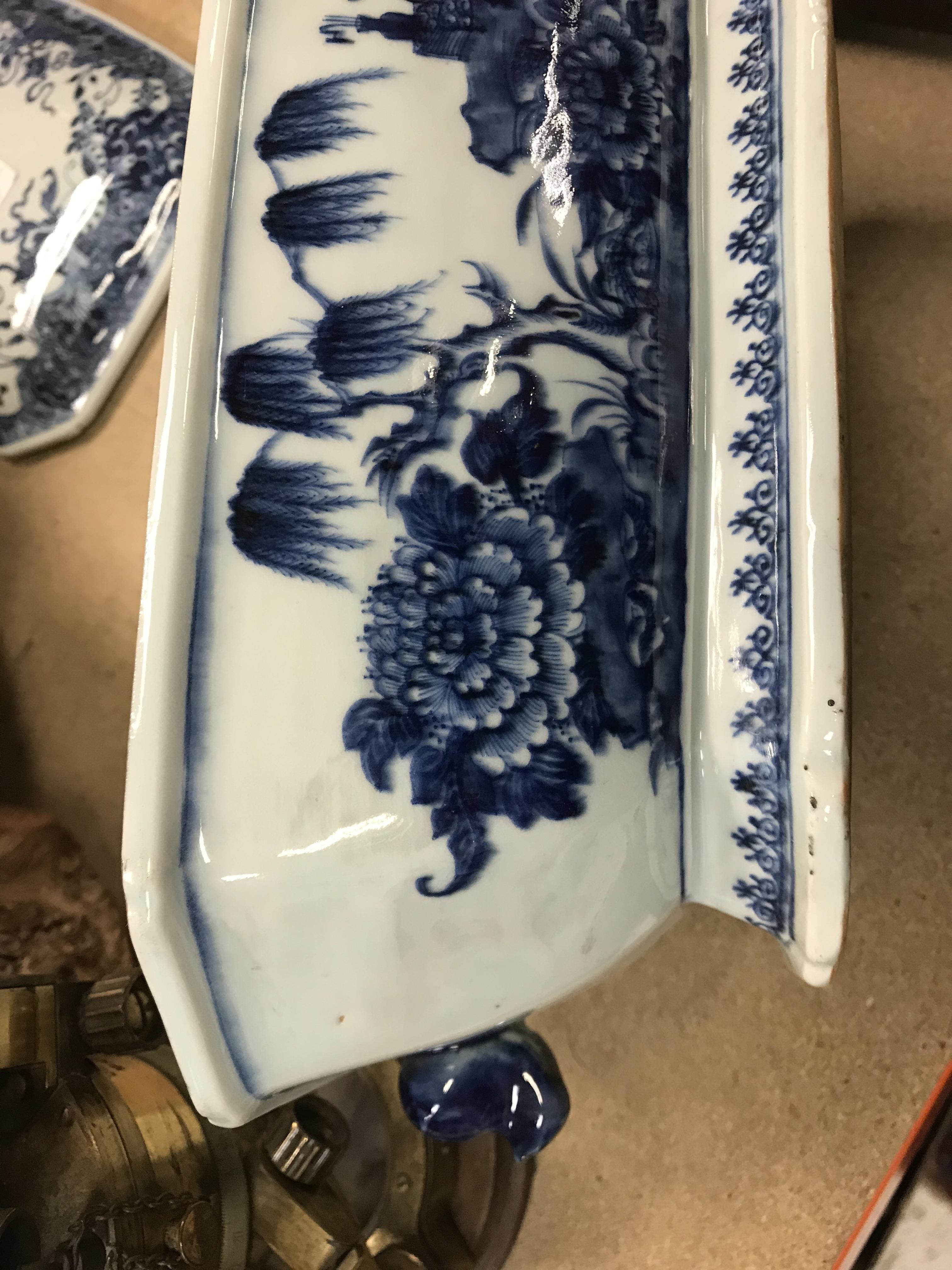 An 18th Century Chinese blue and white tureen and cover with pomegranate finial within a border of - Image 20 of 34