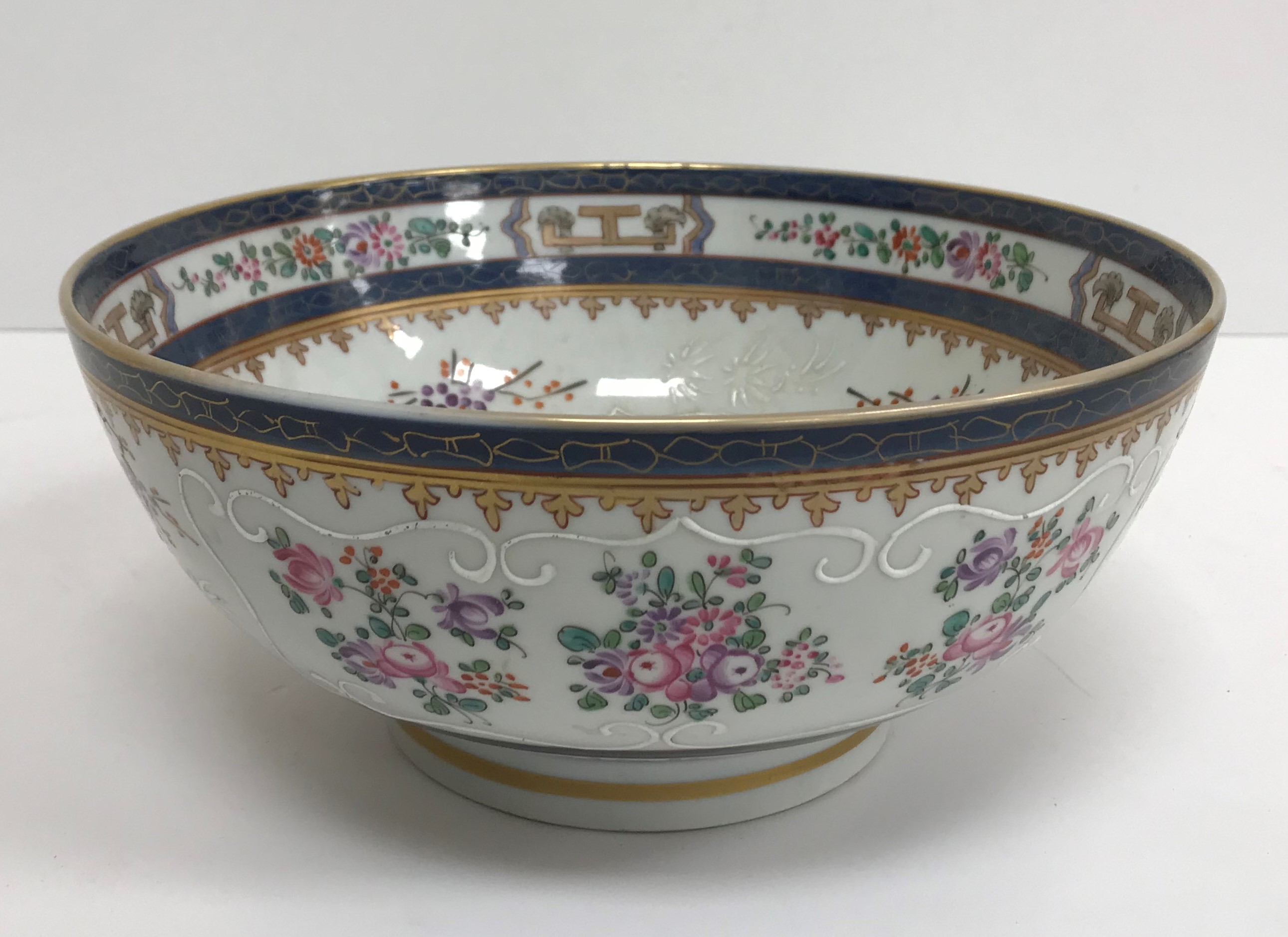 A 19th Century Samson porcelain fruit bowl in the chinoiserie taste with floral spray decoration - Image 2 of 2