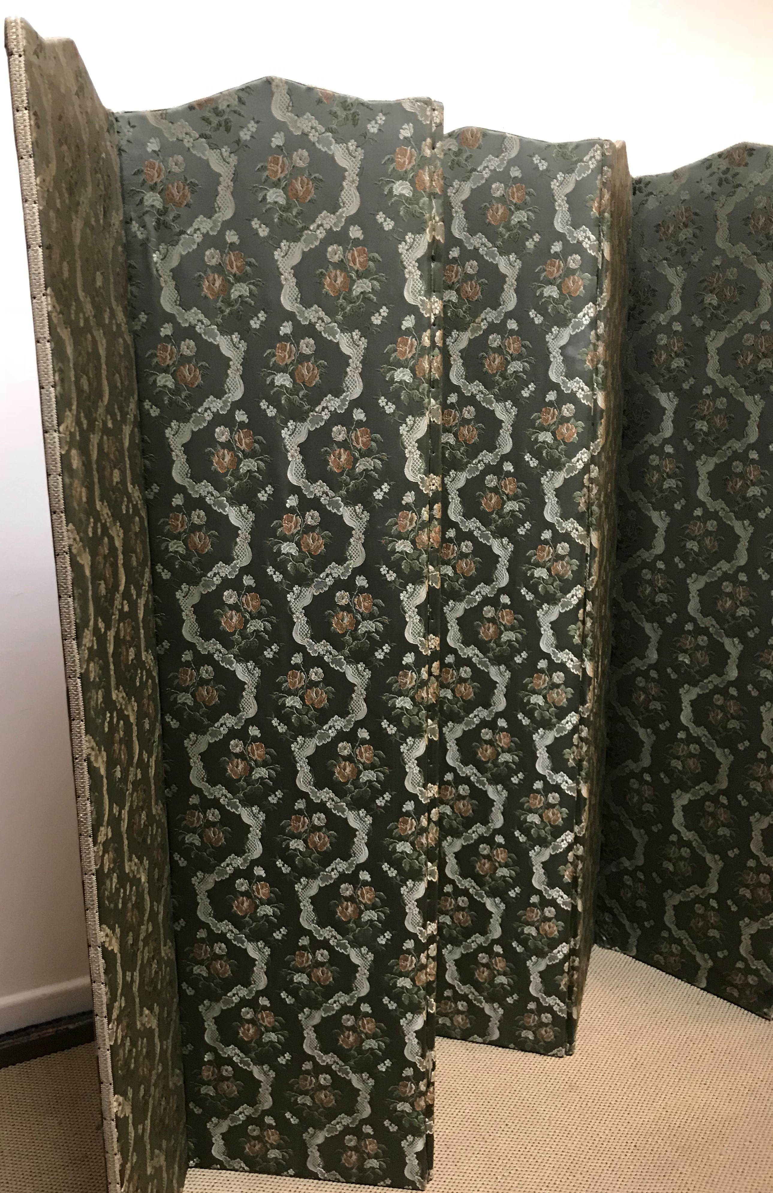 An early 20th Century floral upholstered six fold dressing screen 258 cm wide x 180 cm high - Image 3 of 3