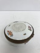 An 18th Century Frankenthal lidded box by Paul Hannoy (1755-1762),