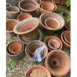 A large quantity of approx 20 terracotta pots of varying sizes