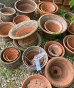 A large quantity of approx 20 terracotta pots of varying sizes
