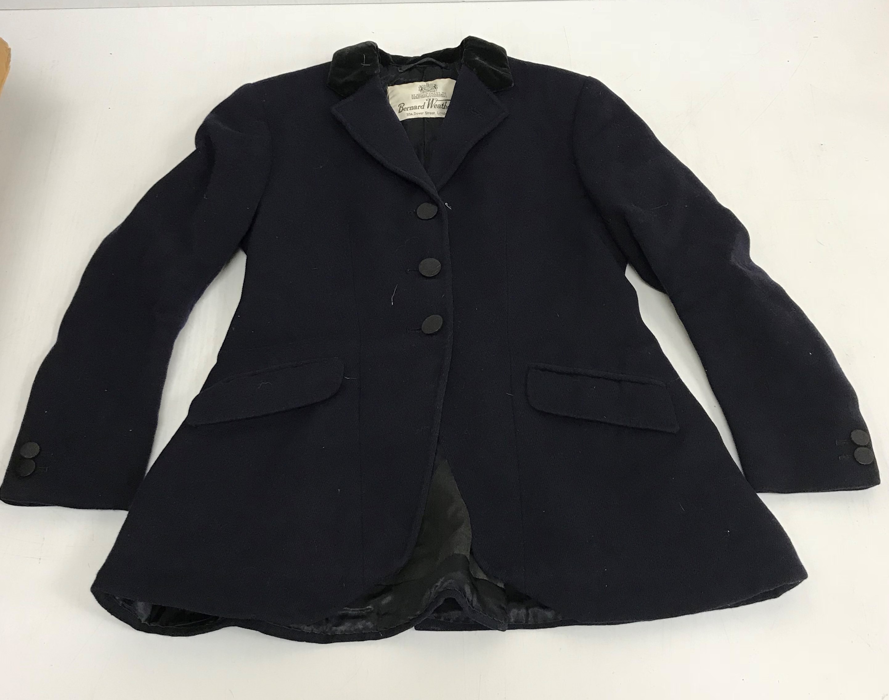 A collection of riding clothing to include Foxley wool hacking jacket size 30, - Bild 4 aus 10