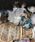 A large collection of modern collectors' dolls, to include Franklin Heirloom dolls,