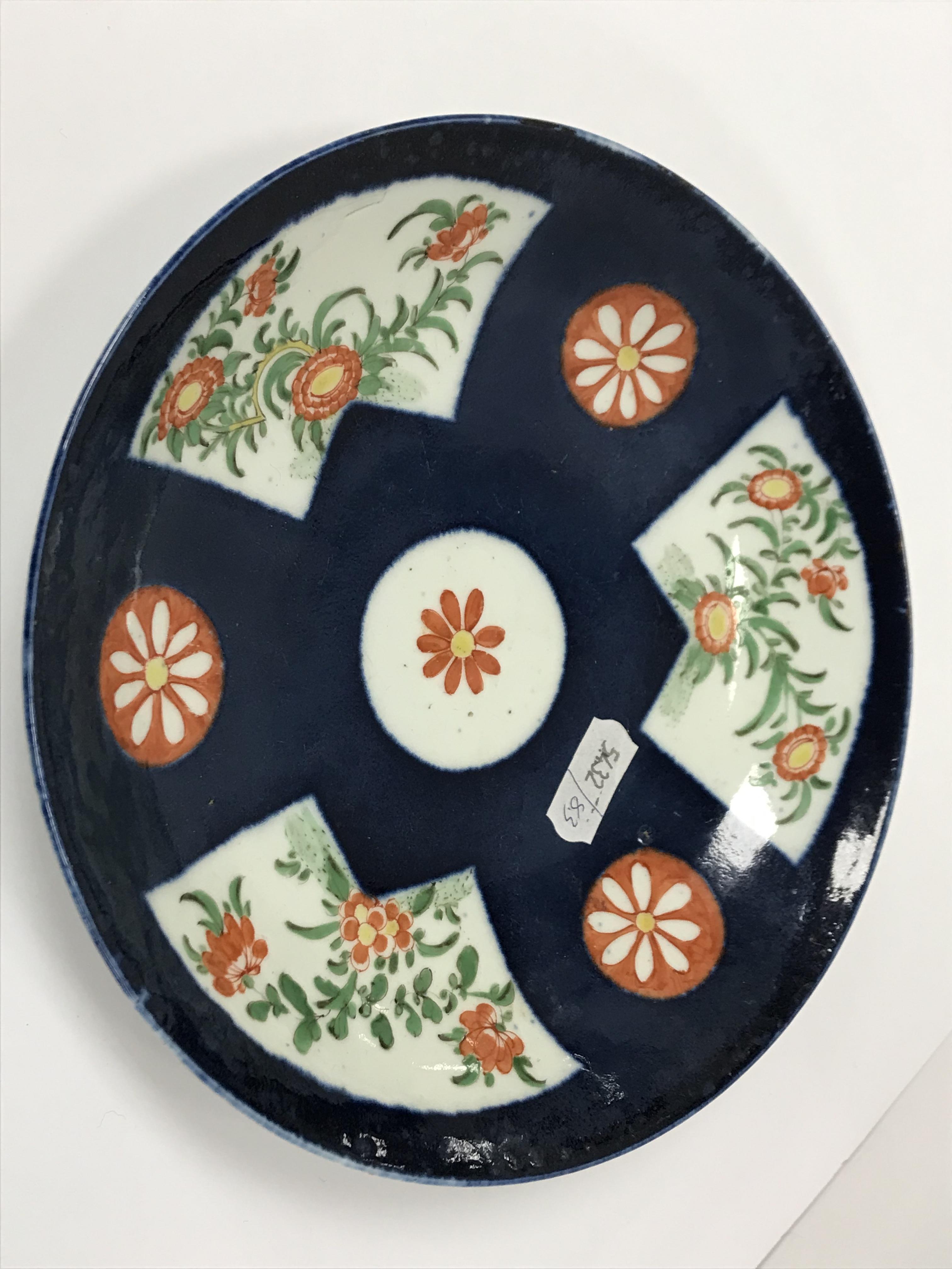 An 18th Century Worcester type shallow dish in the Chinese taste, - Image 3 of 18