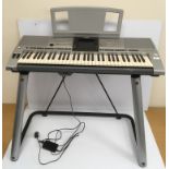 A Yamaha PSR 3000 keyboard on stand