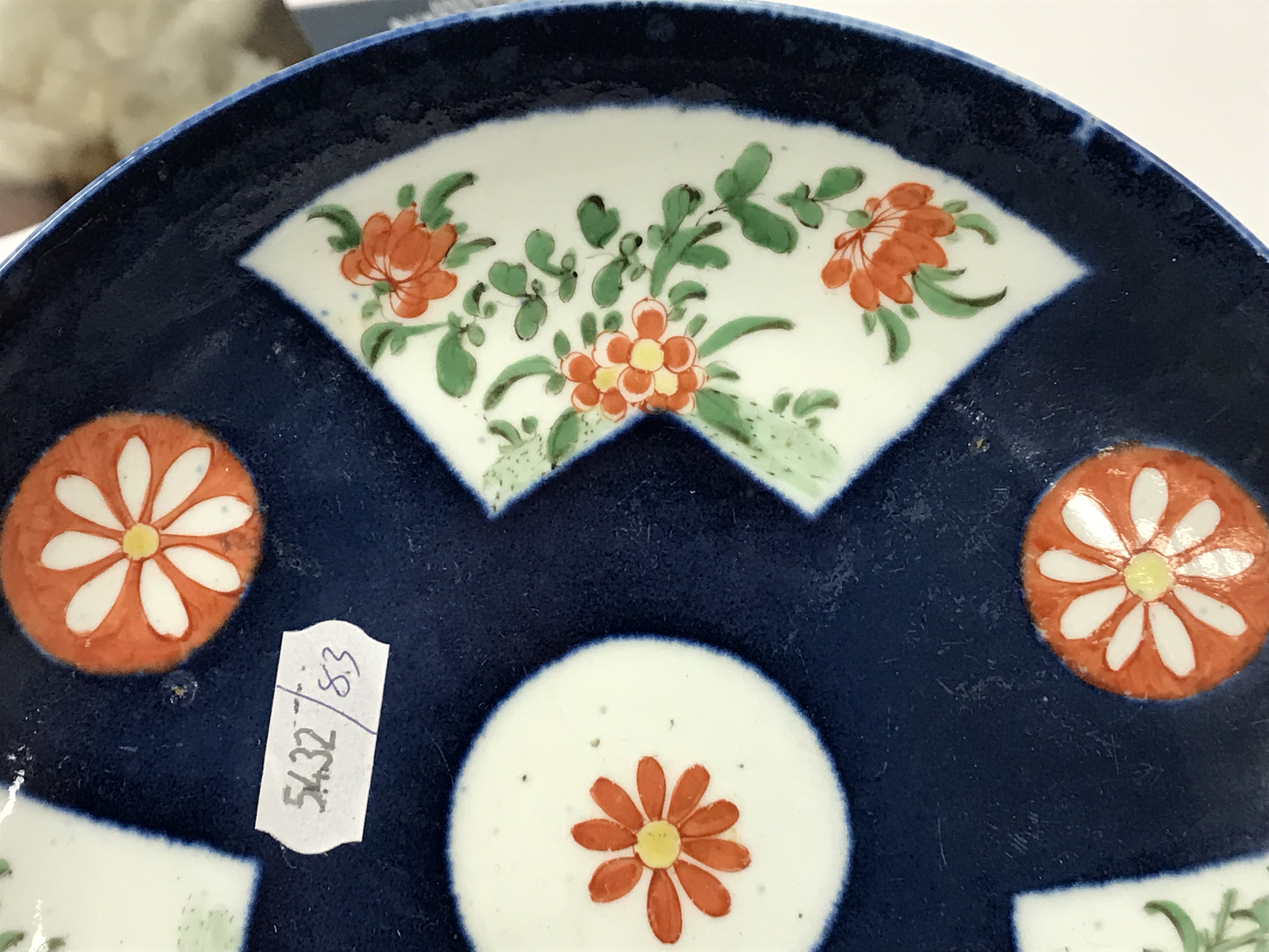 An 18th Century Worcester type shallow dish in the Chinese taste, - Image 6 of 18