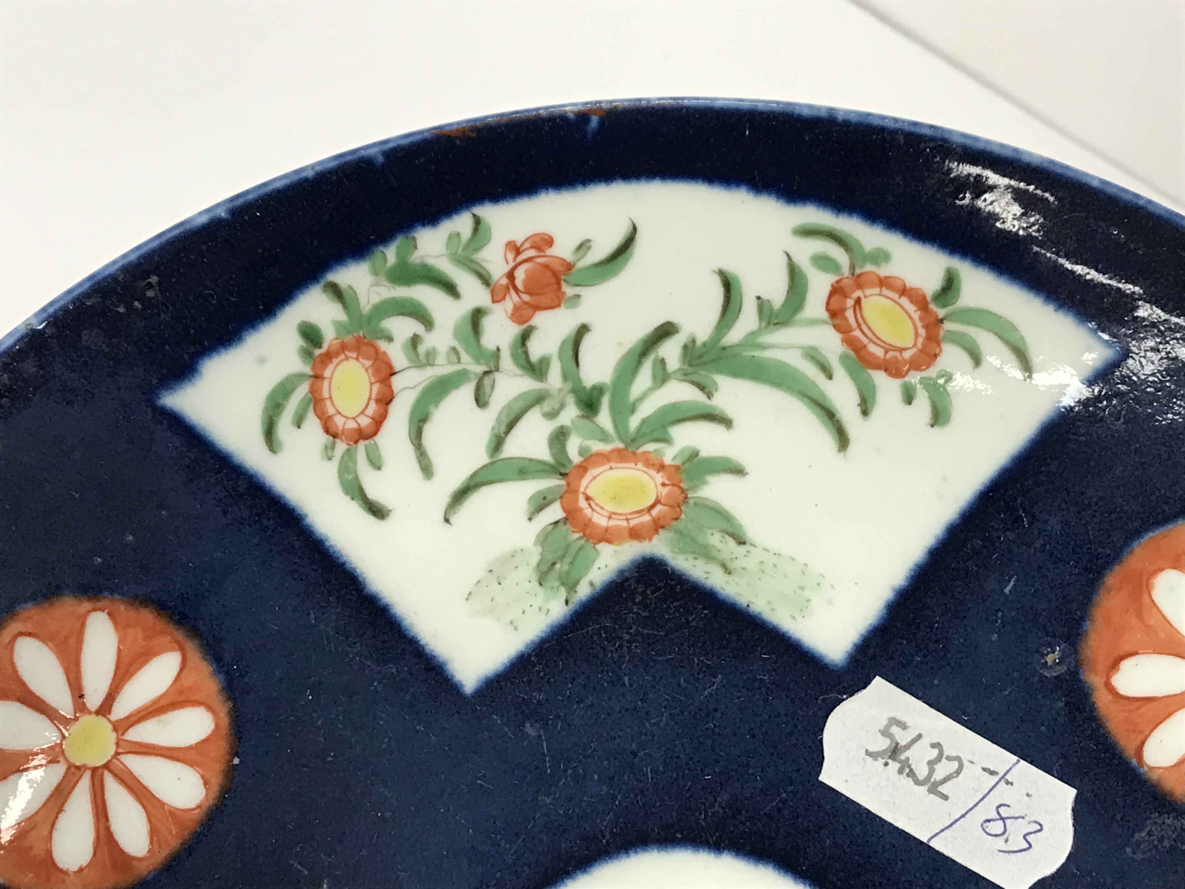 An 18th Century Worcester type shallow dish in the Chinese taste, - Image 4 of 18