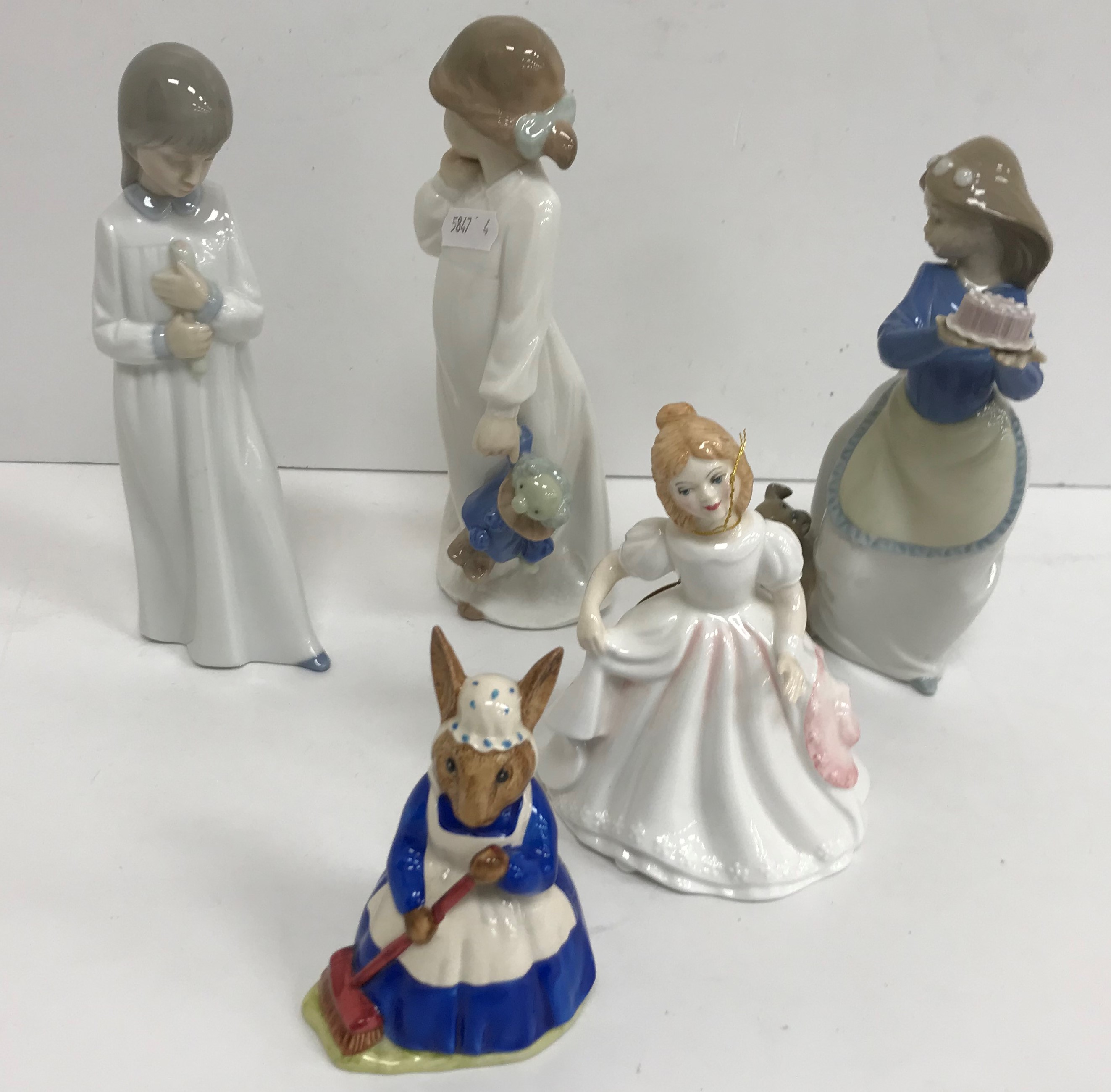 Two Royal Crown Derby figures including Collectors' Guild Exclusive "Catnip kitten" and Collectors' - Image 4 of 5