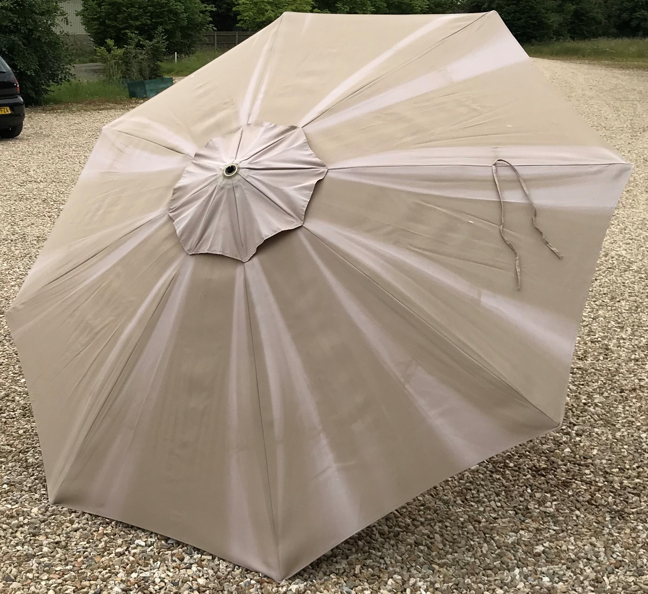 A garden parasol - Image 5 of 6