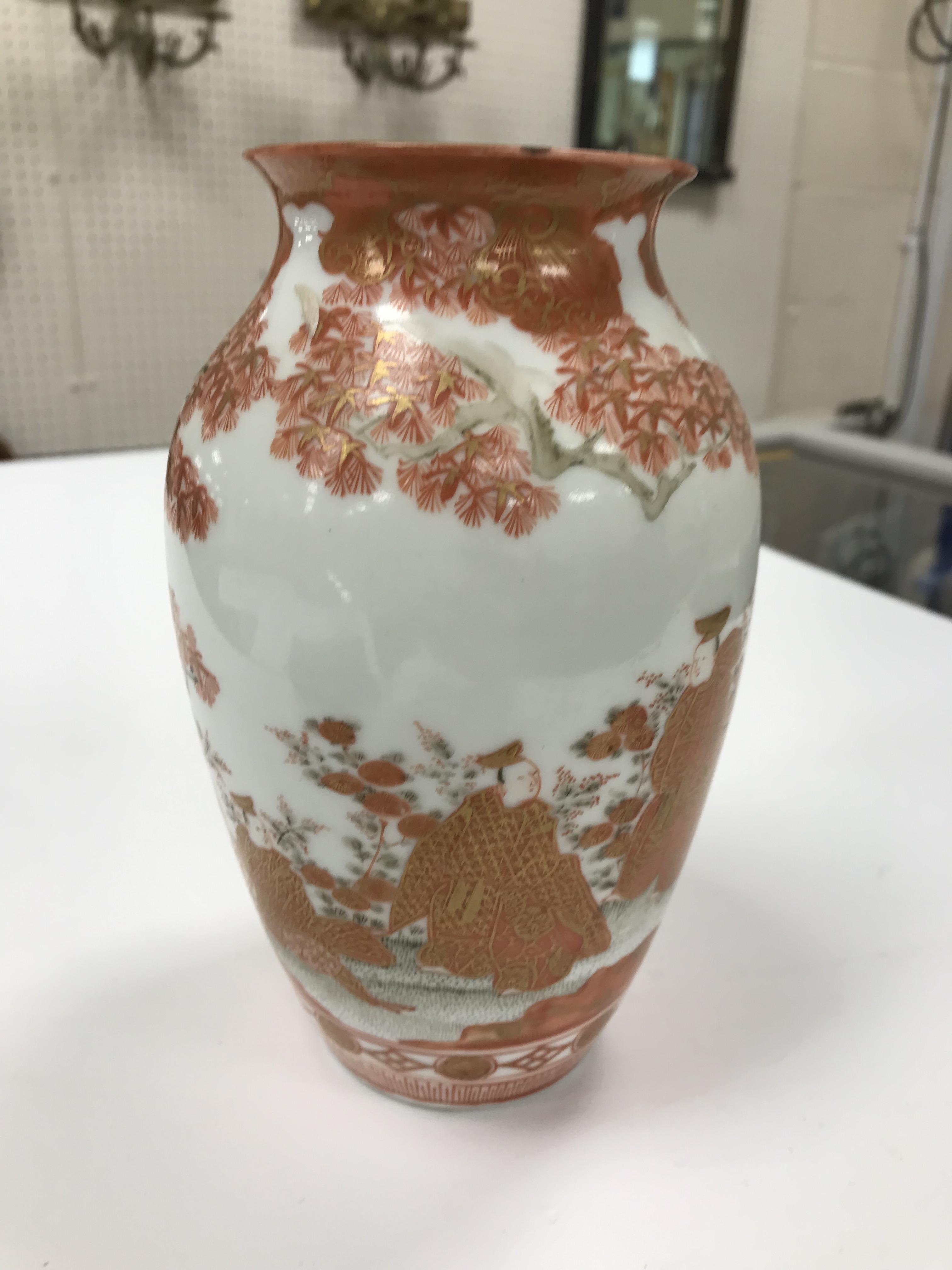 A collection of Japanese Meiji period Kutani ware vases including a moon flask shaped vase with - Image 7 of 152