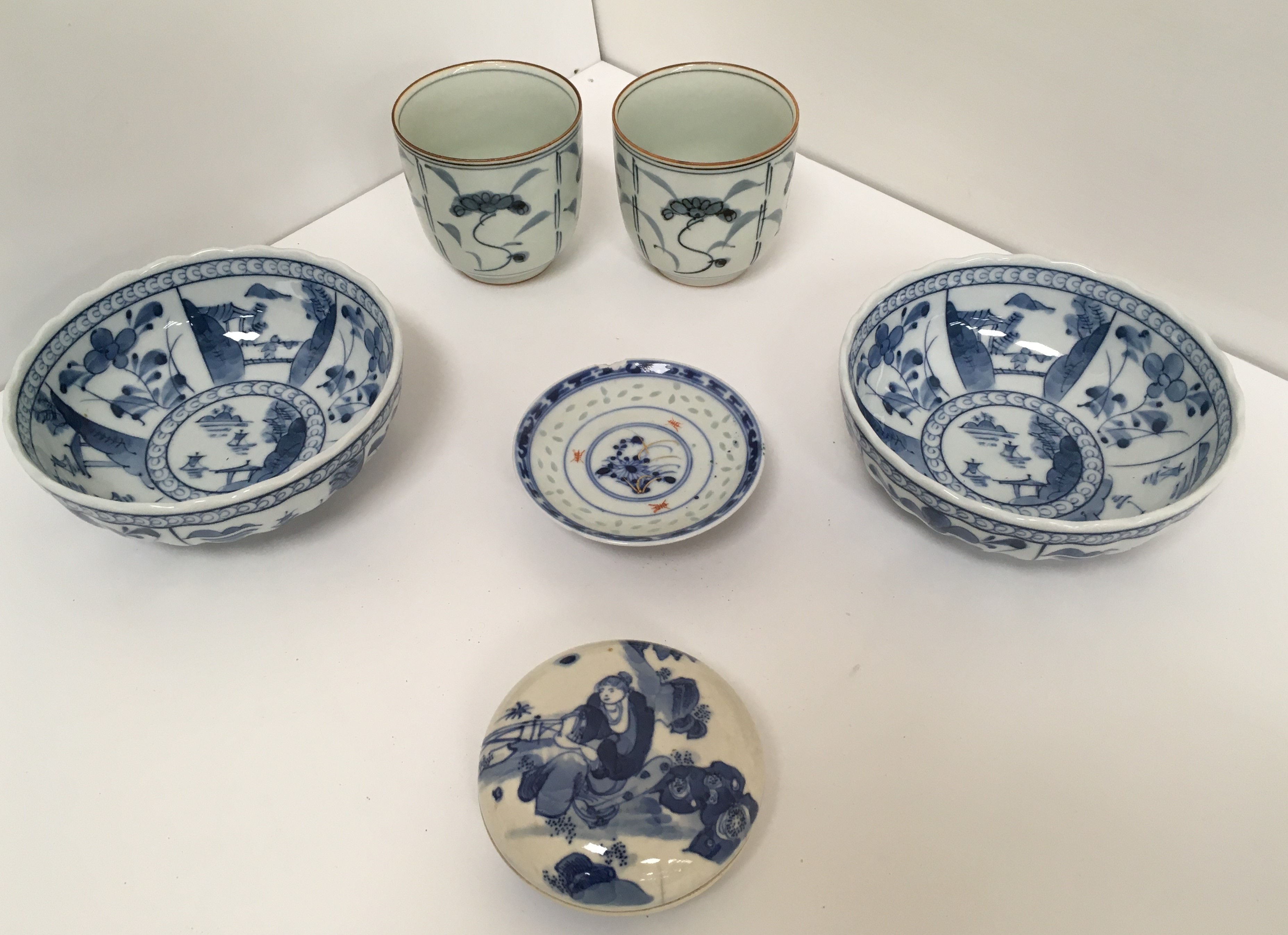 A box of various Chinese and Japanese porcelain and pottery wares including six famille verte - Image 12 of 21