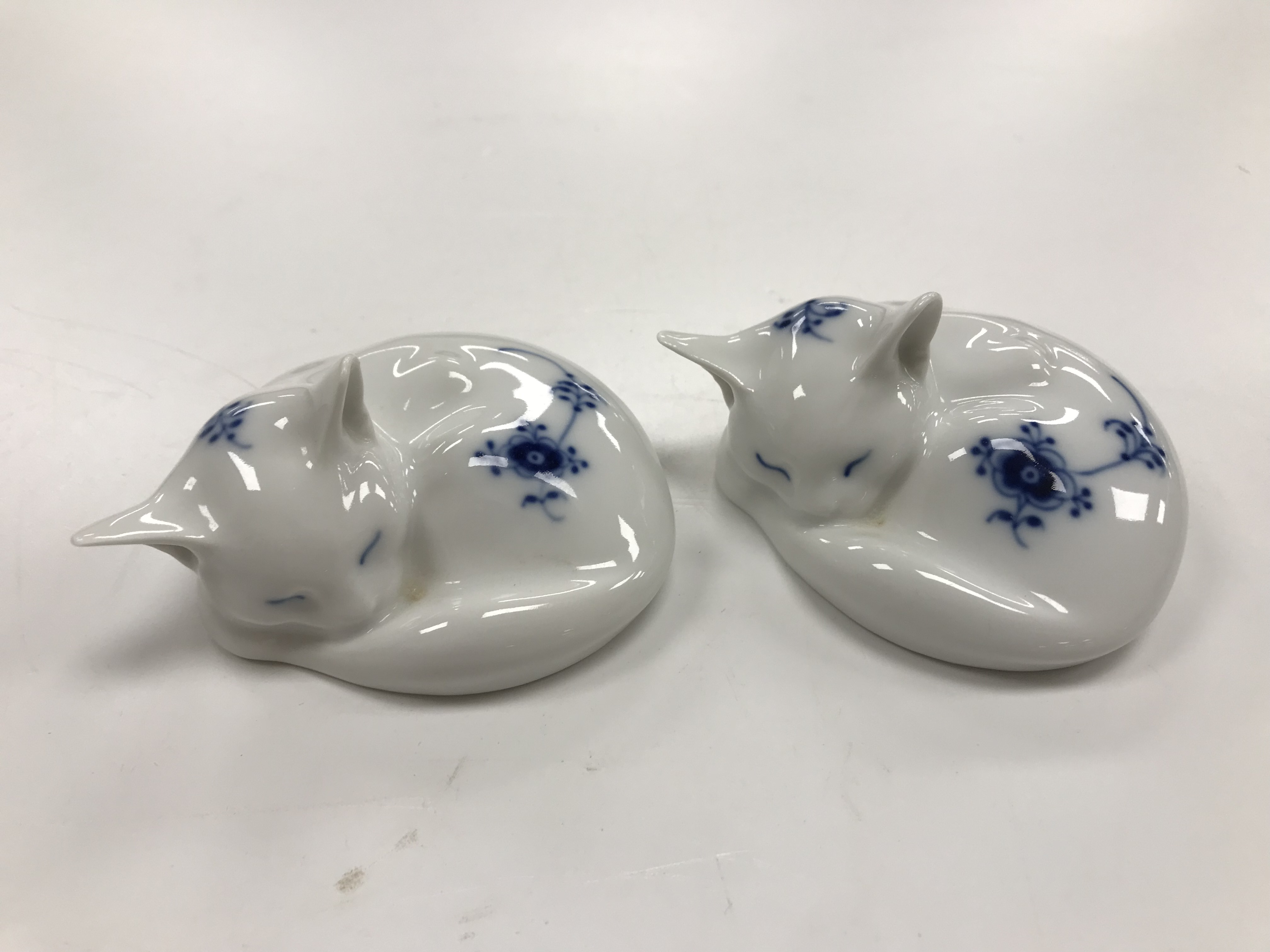 Two Royal Copenhagen onion pattern figures of "Sleeping cats" and two further onion pattern figures - Image 14 of 15