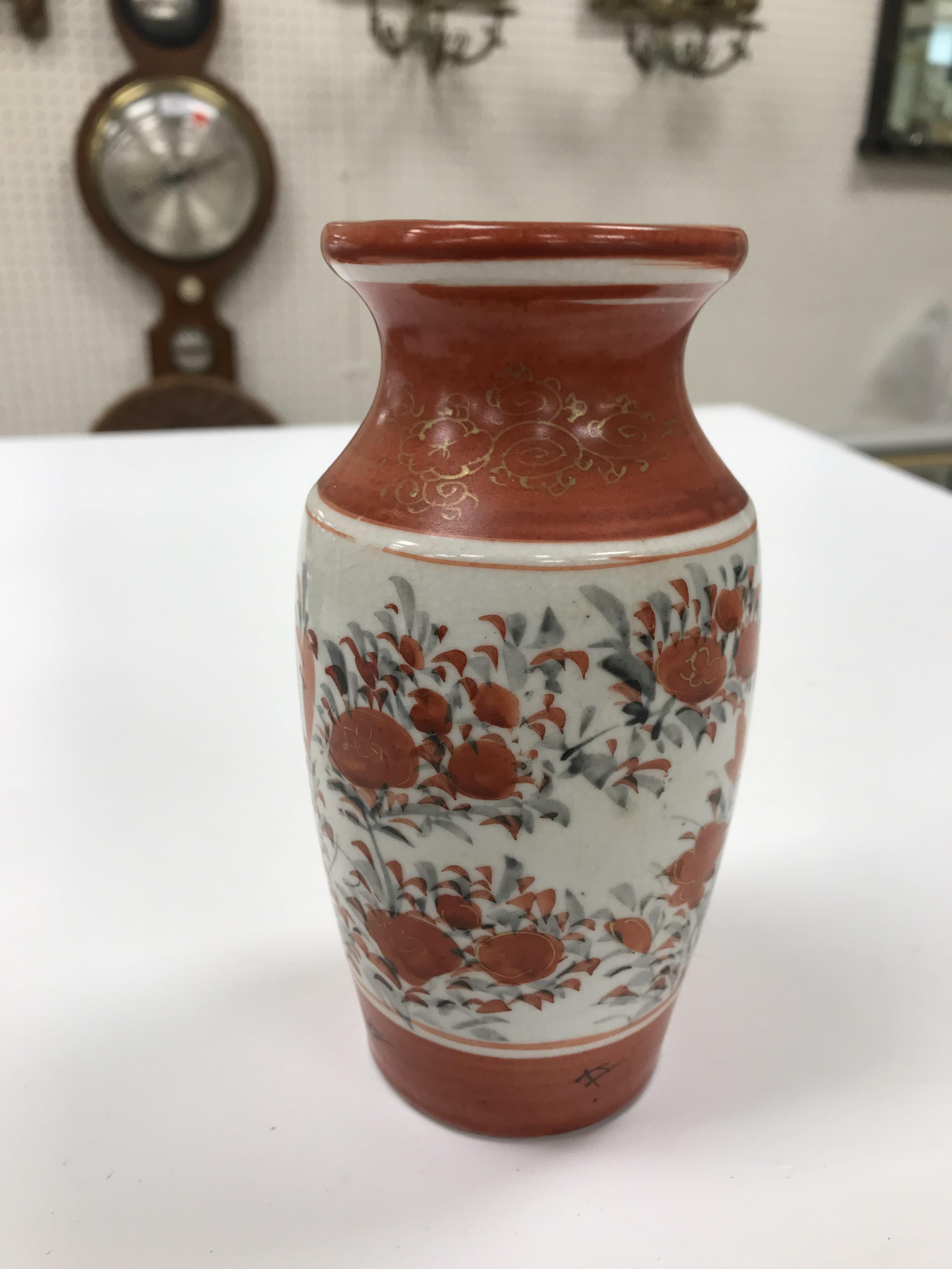 A collection of Japanese Meiji period Kutani ware vases including a moon flask shaped vase with - Image 16 of 152