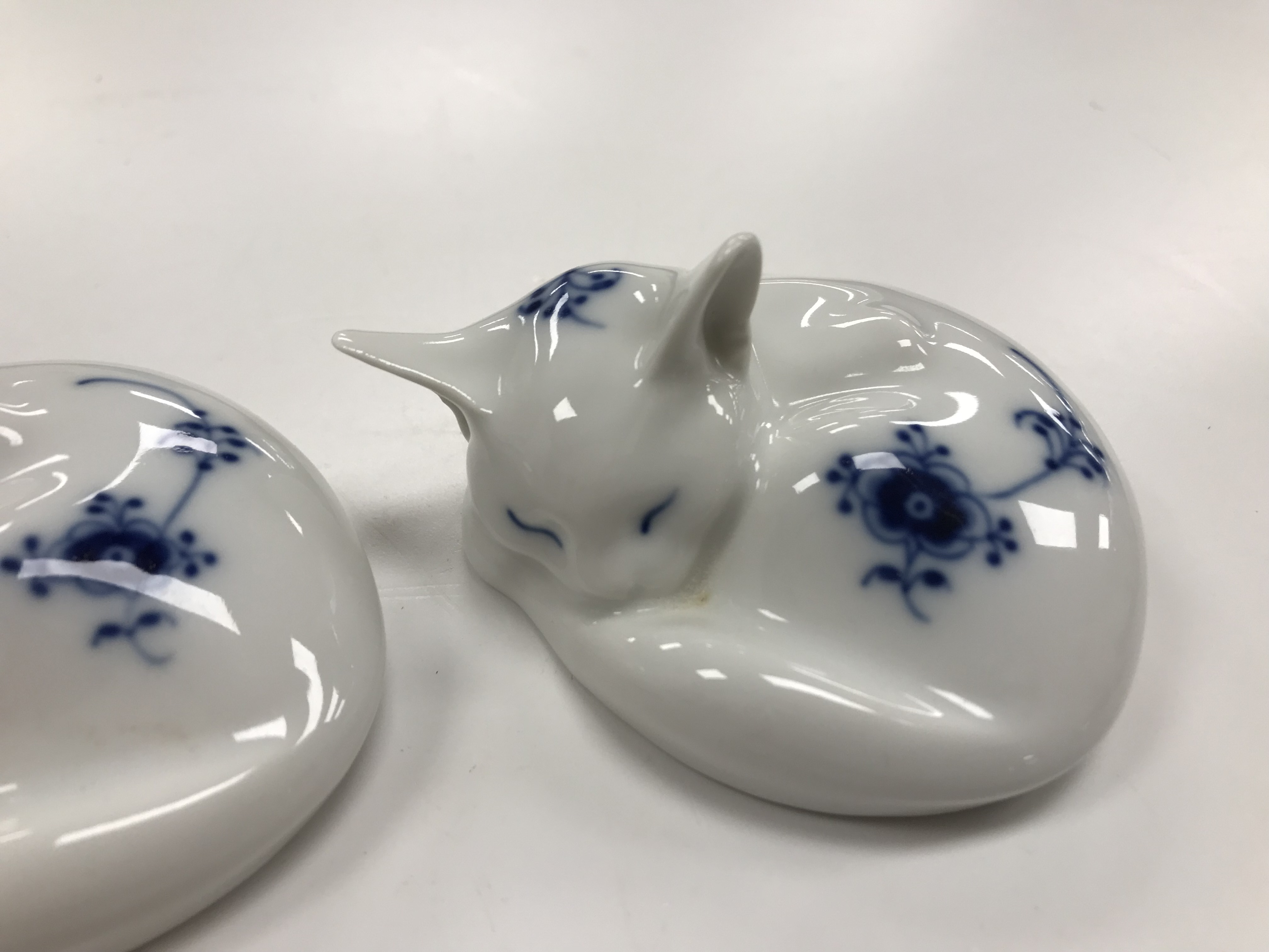 Two Royal Copenhagen onion pattern figures of "Sleeping cats" and two further onion pattern figures - Image 12 of 15