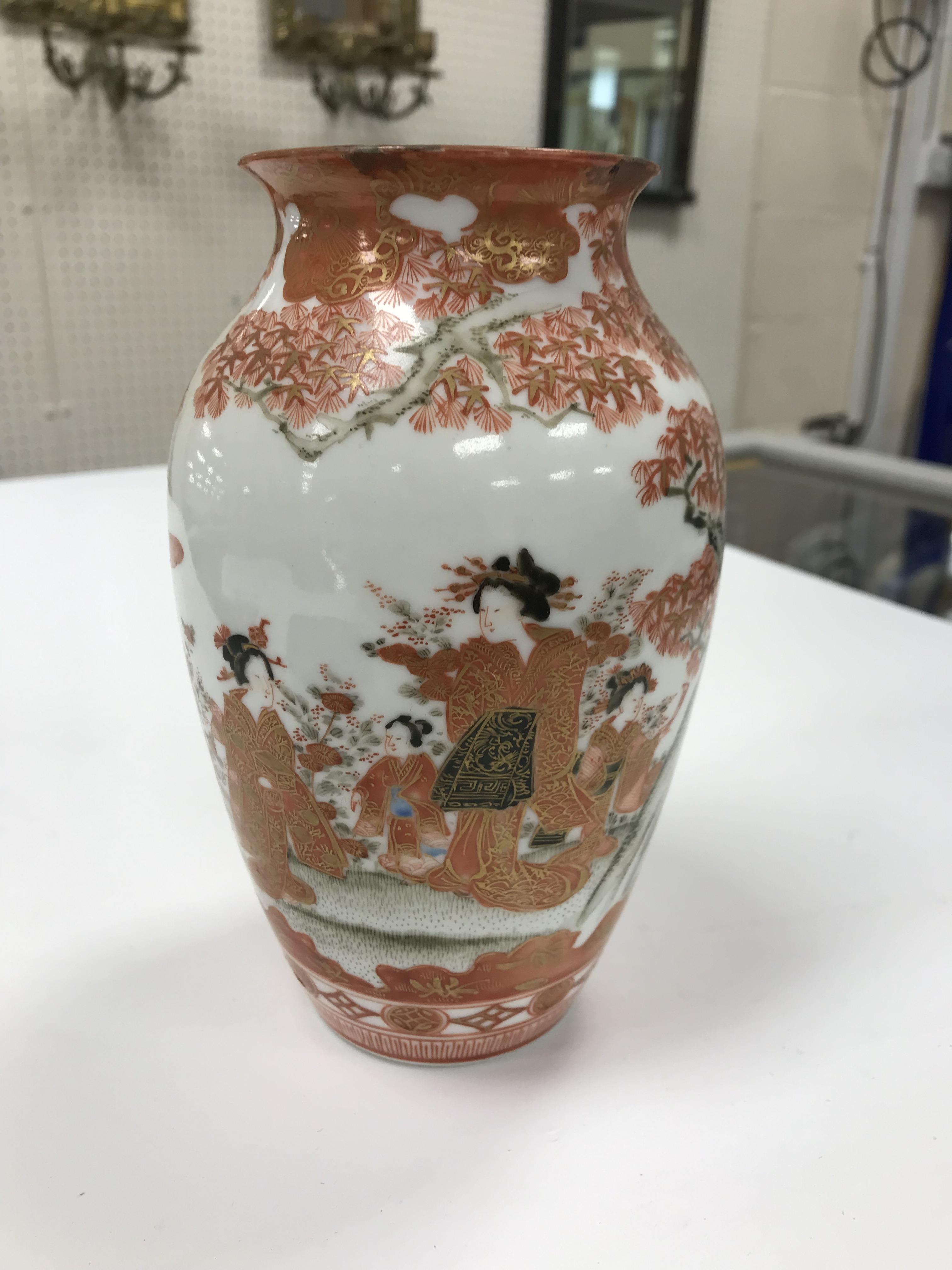 A collection of Japanese Meiji period Kutani ware vases including a moon flask shaped vase with - Image 5 of 152