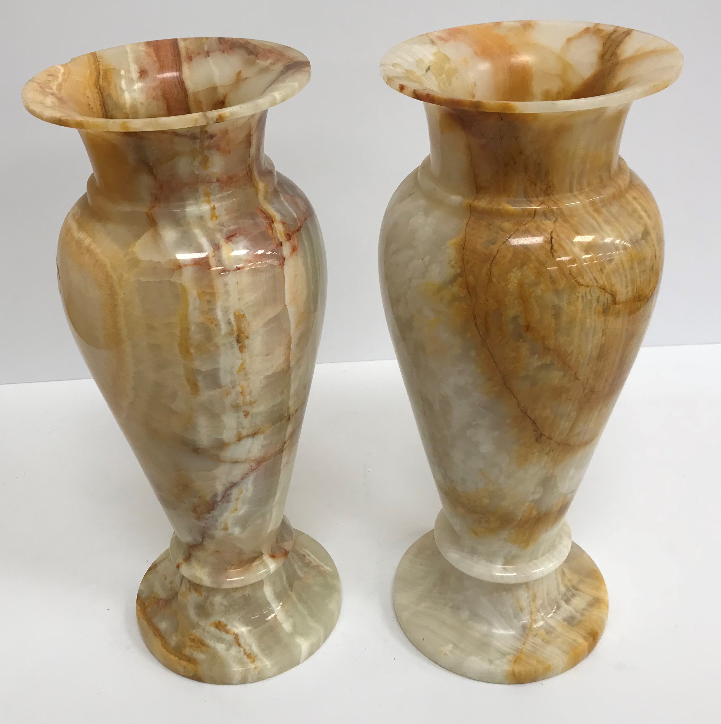 A collection of sundry items to include a modern Italian alabaster pedestal bowl, two onyx vases, - Image 3 of 5