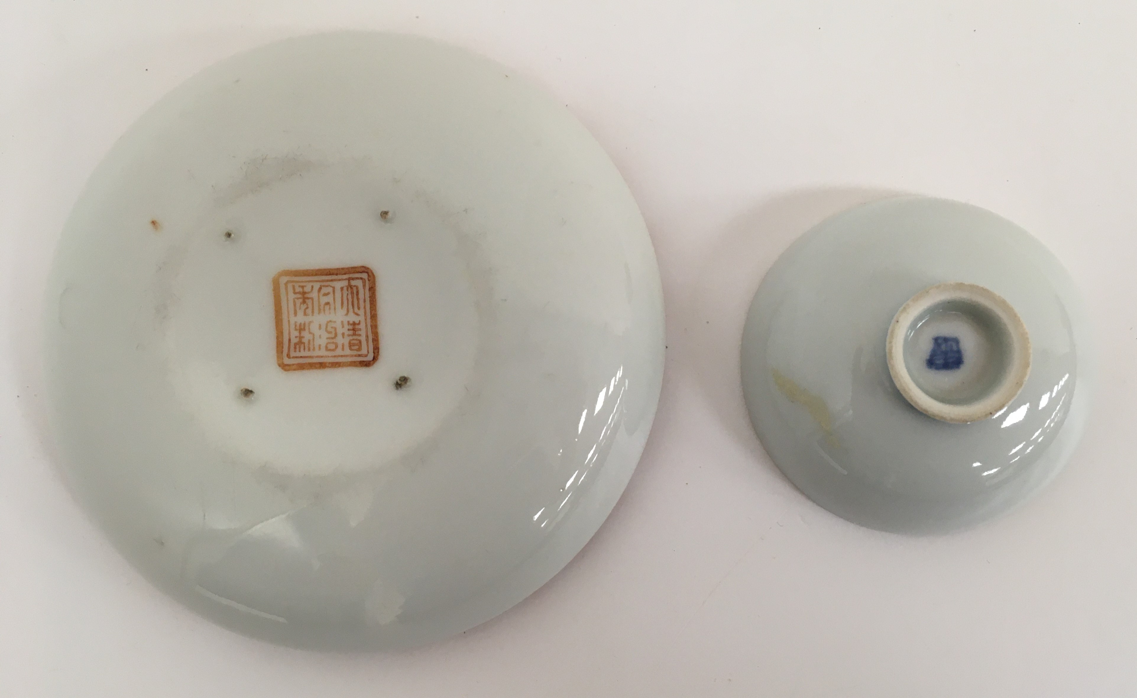 A box of various Chinese and Japanese porcelain and pottery wares including six famille verte - Image 18 of 21