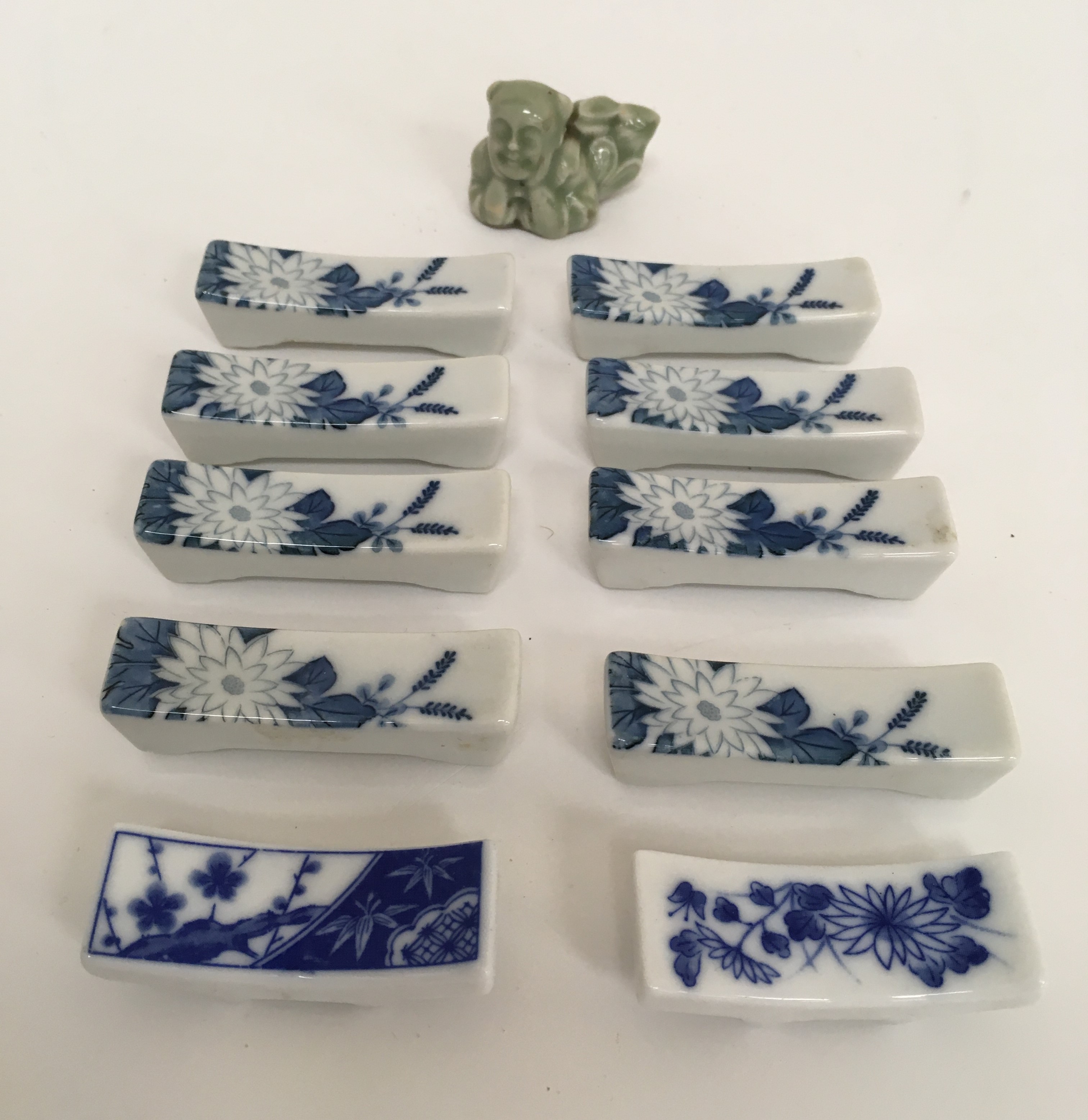 A box of various Chinese and Japanese porcelain and pottery wares including six famille verte - Image 19 of 21