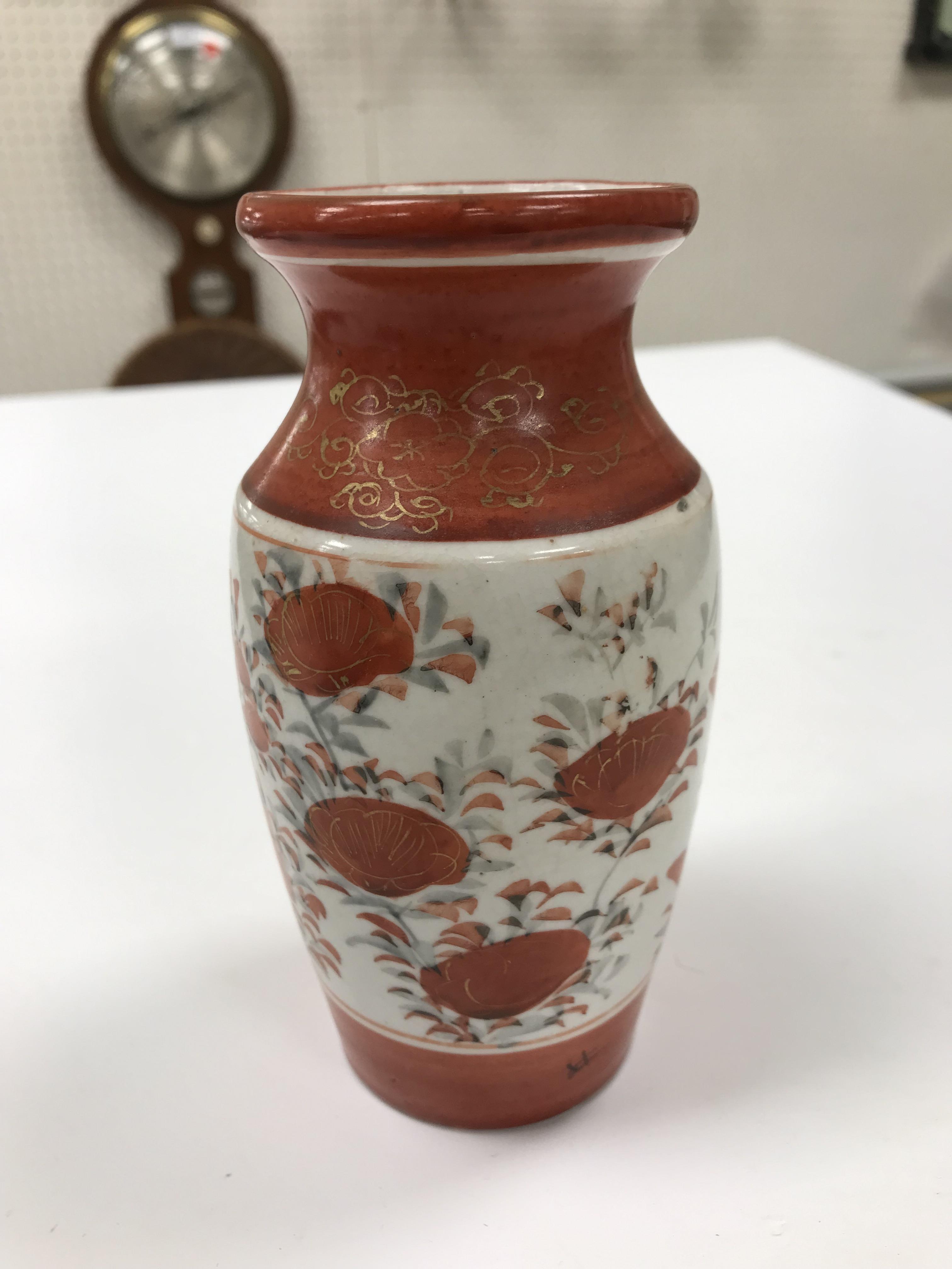 A collection of Japanese Meiji period Kutani ware vases including a moon flask shaped vase with - Image 14 of 152