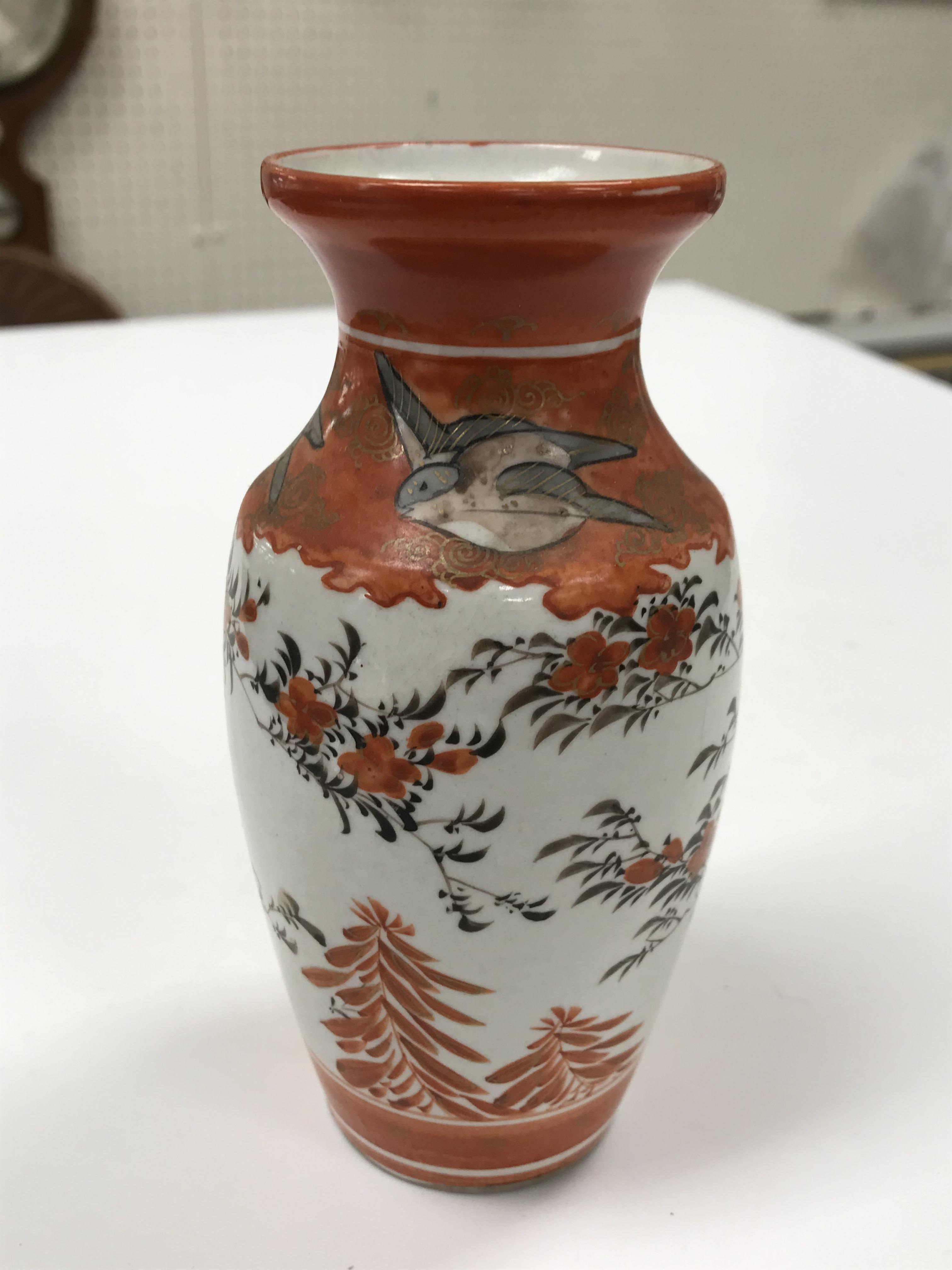 A collection of Japanese Meiji period Kutani ware vases including a moon flask shaped vase with - Image 148 of 152