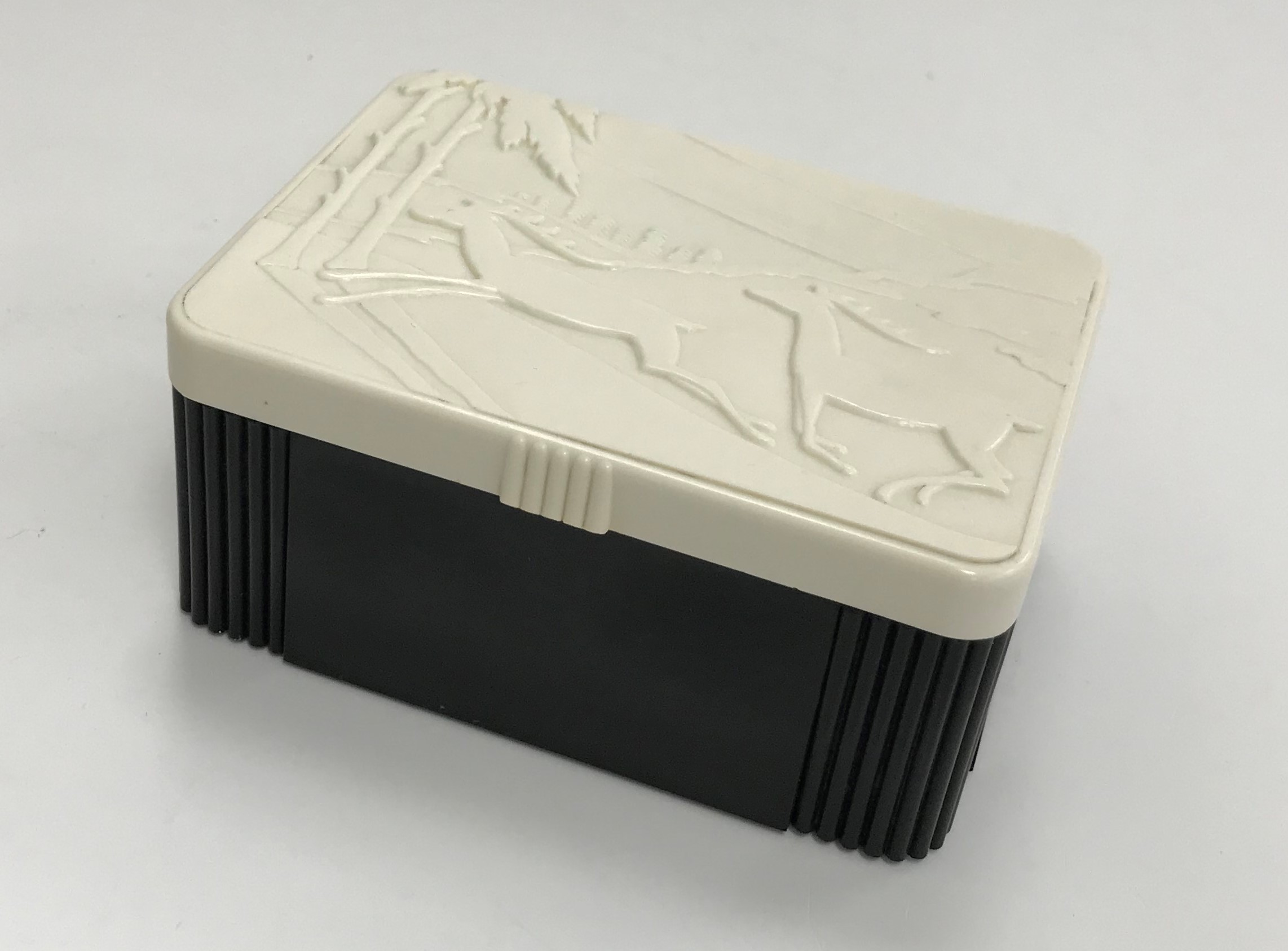 A 1920s/early 30s bakelite cigarette box - Image 2 of 2